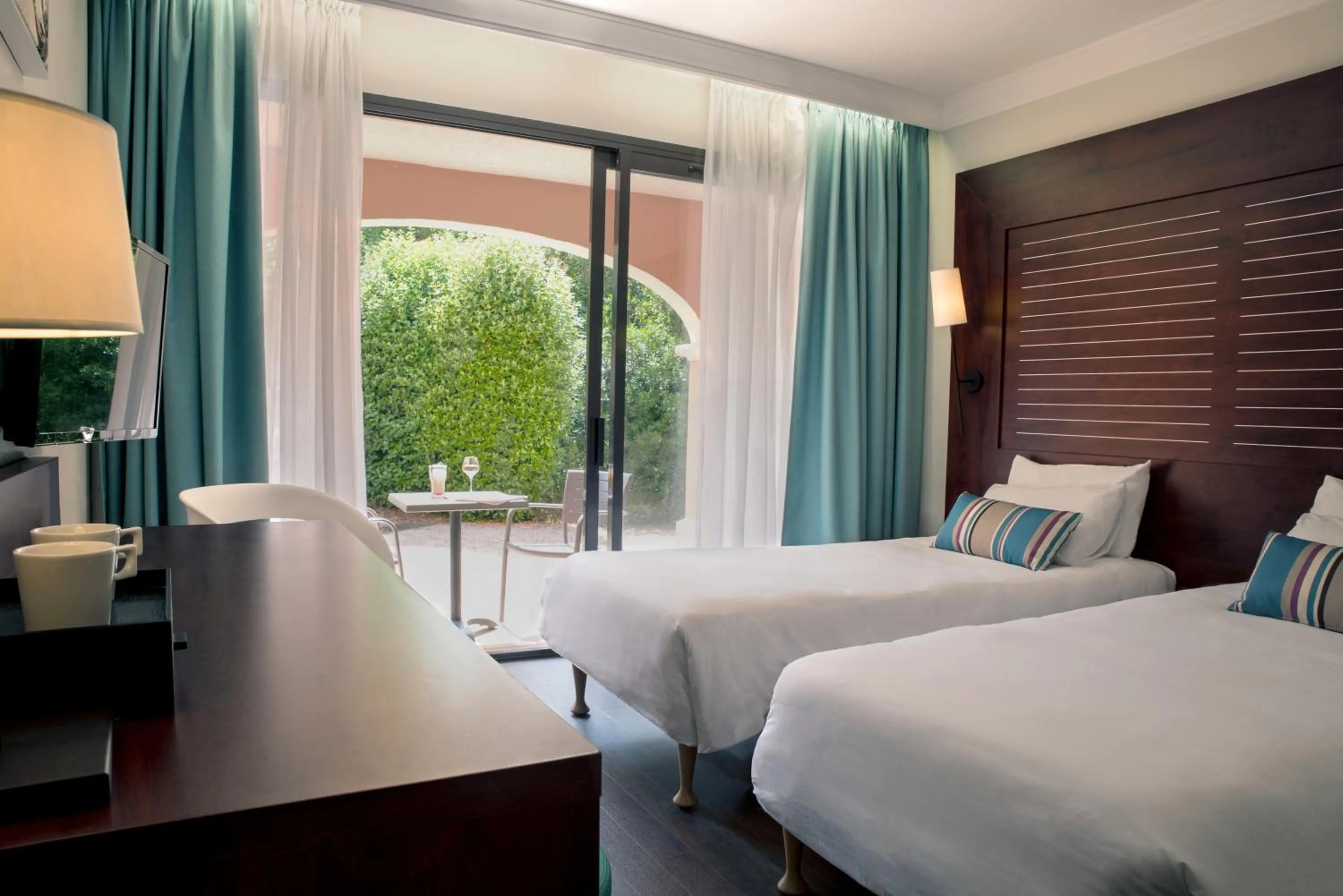 Bed in Hôtel Les Jardins De Sainte-Maxime