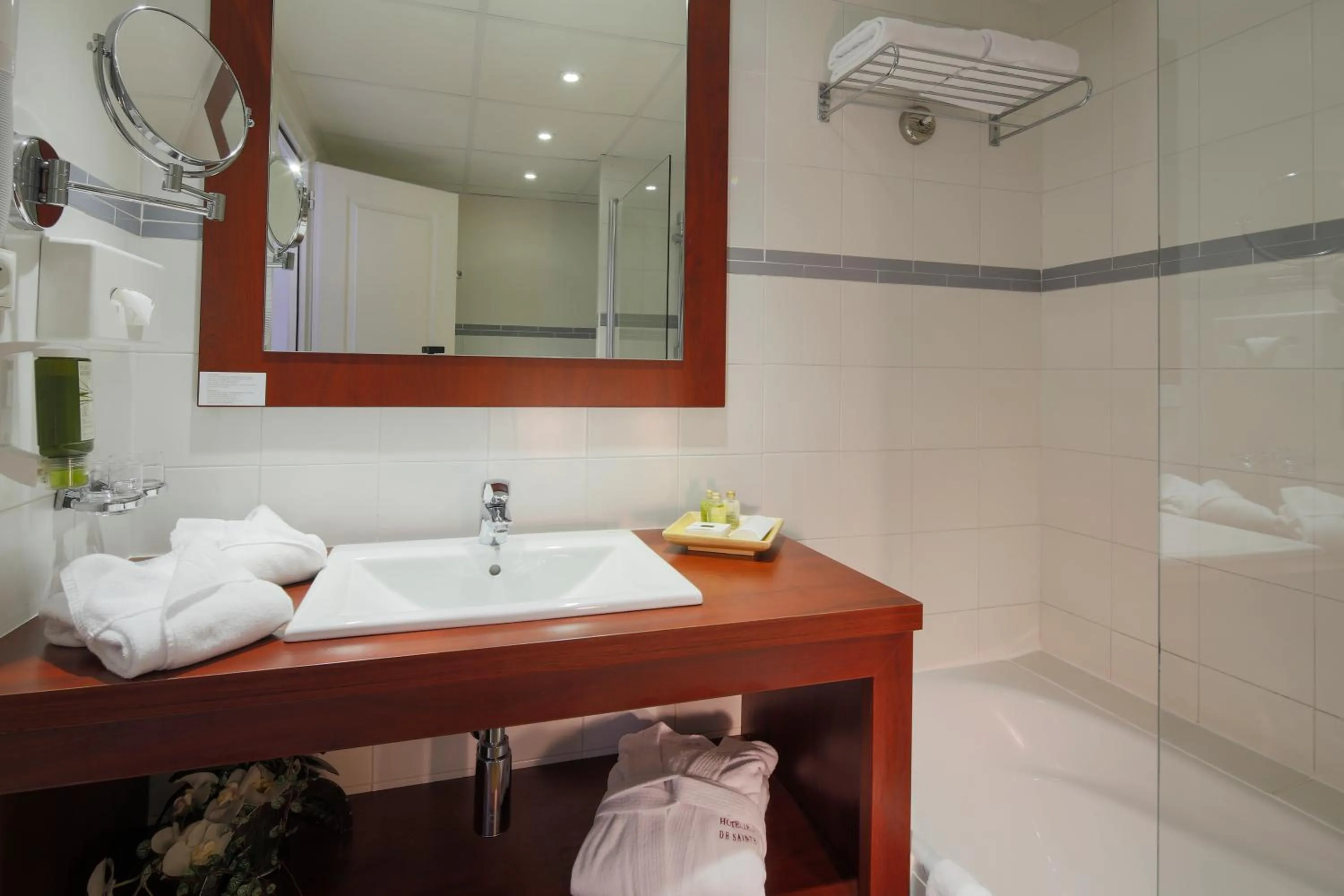 Bathroom in Hôtel Les Jardins De Sainte-Maxime