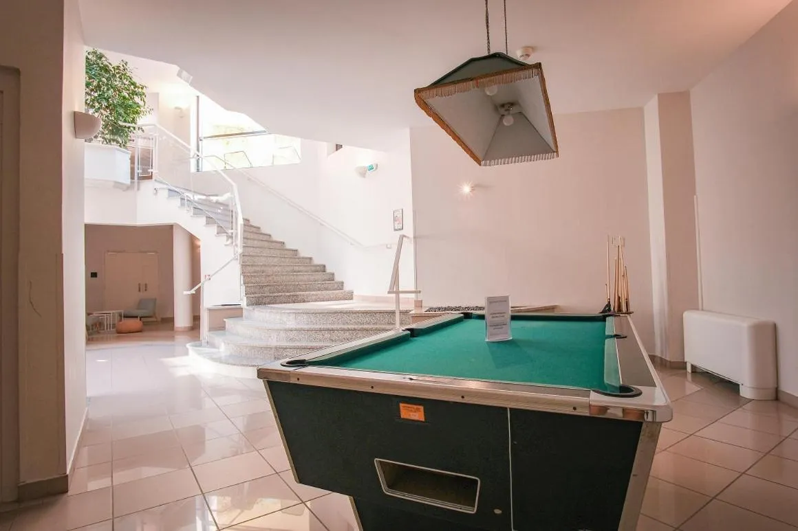 Billiard in Hôtel Les Jardins De Sainte-Maxime