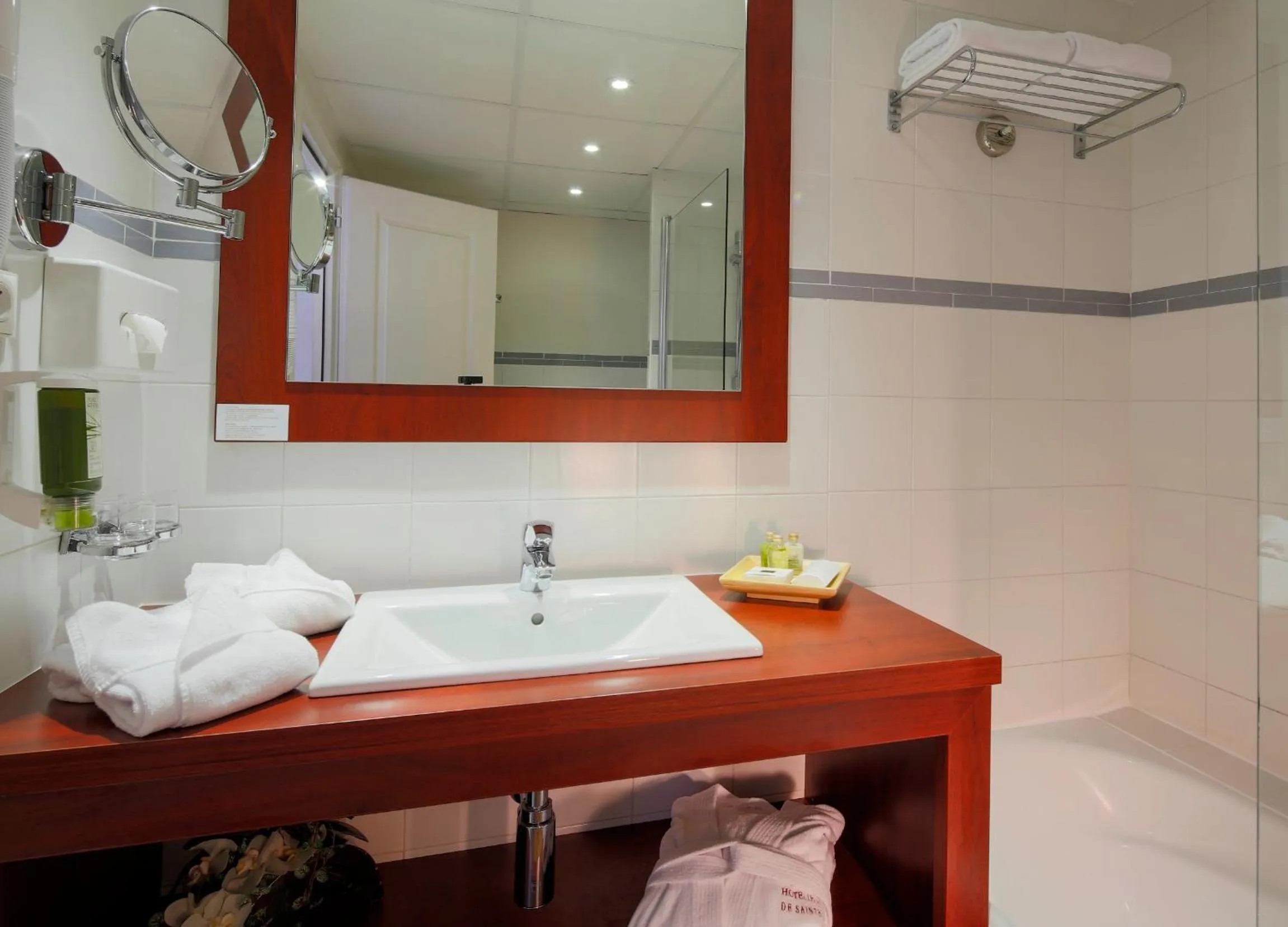 Bathroom in Hôtel Les Jardins De Sainte-Maxime