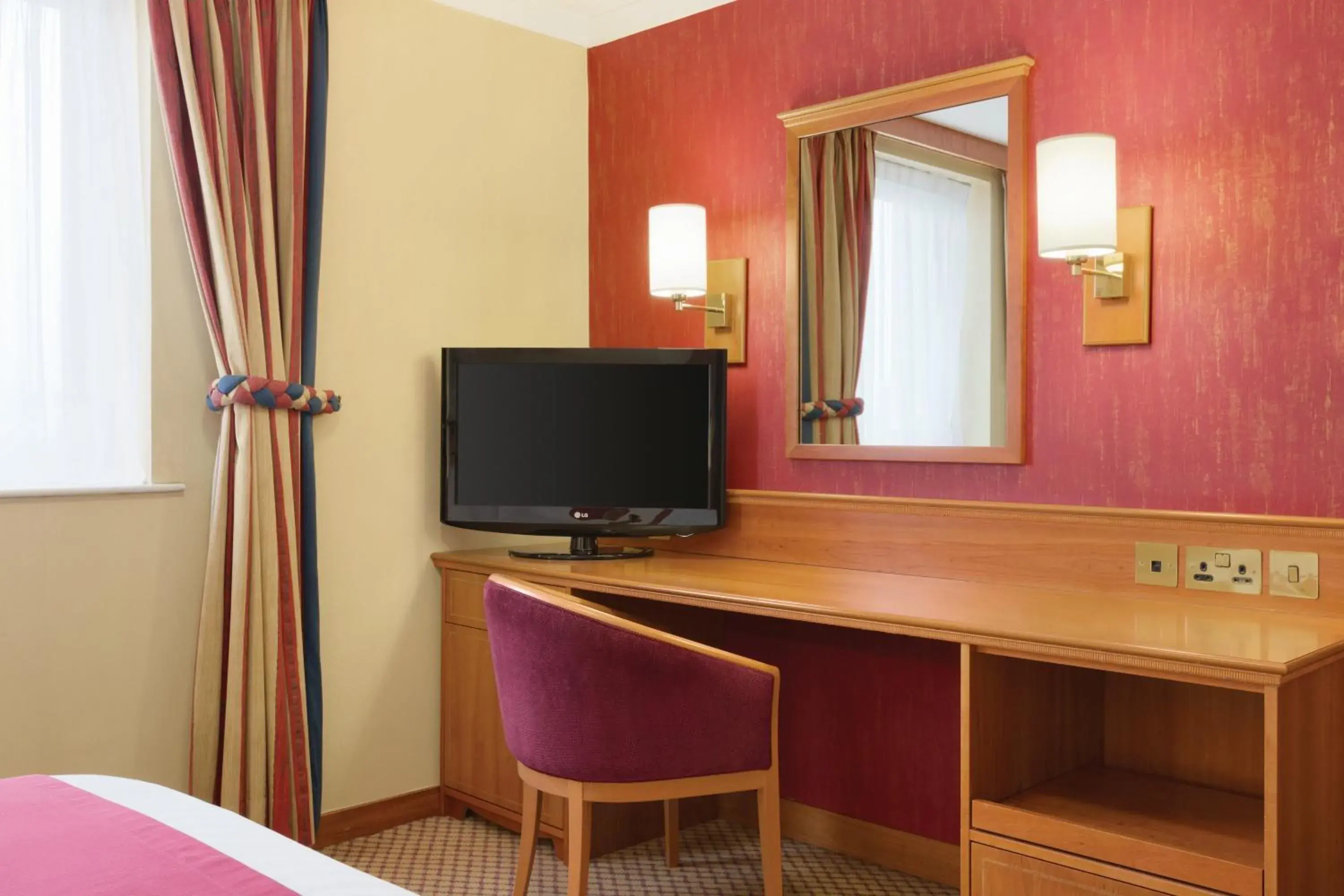 TV and multimedia, Bed in Savera Hotel South Ruislip TV and multimedia, Bed in Savera Hotel South Ruislip