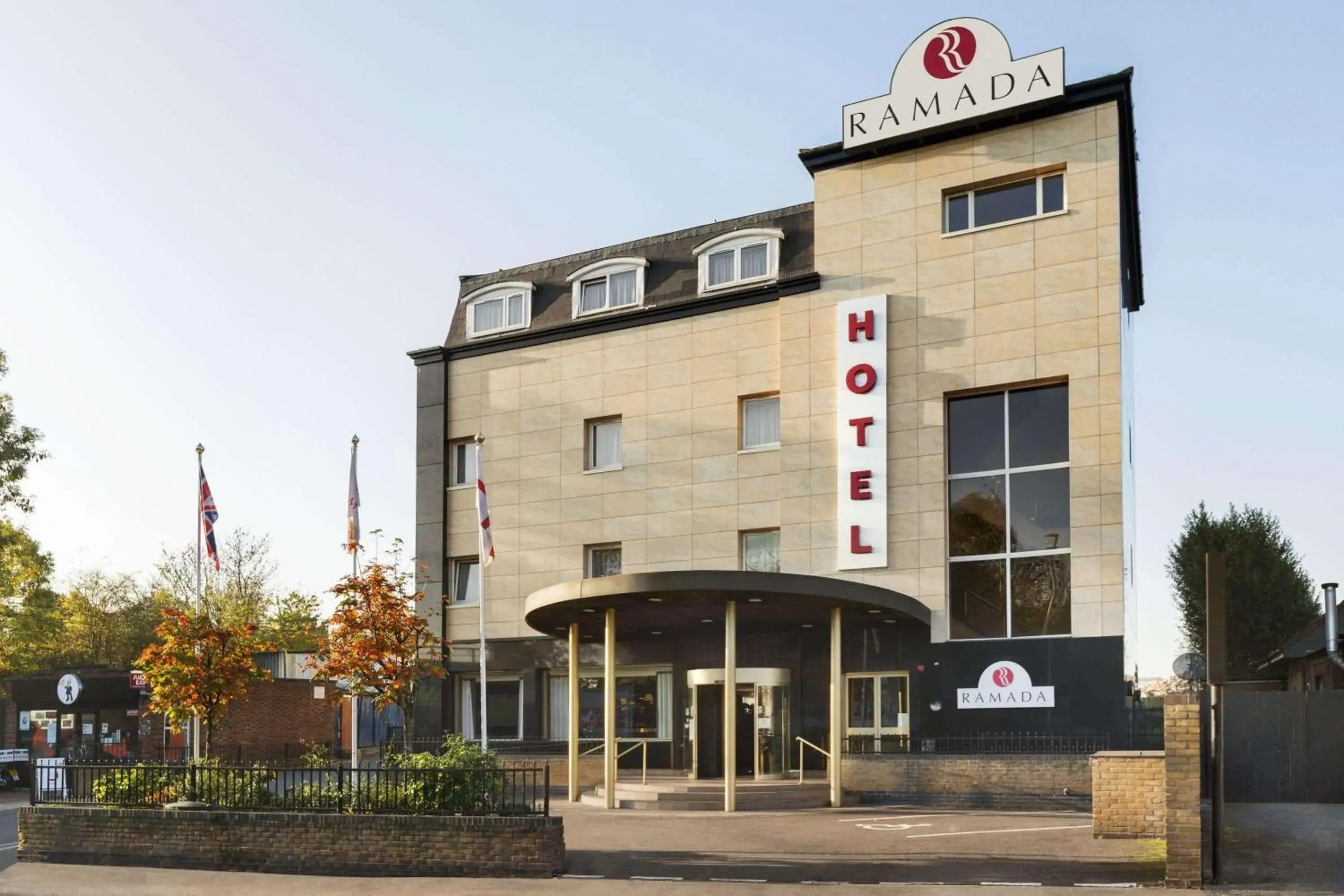 Property building in Savera Hotel South Ruislip Property building in Savera Hotel South Ruislip