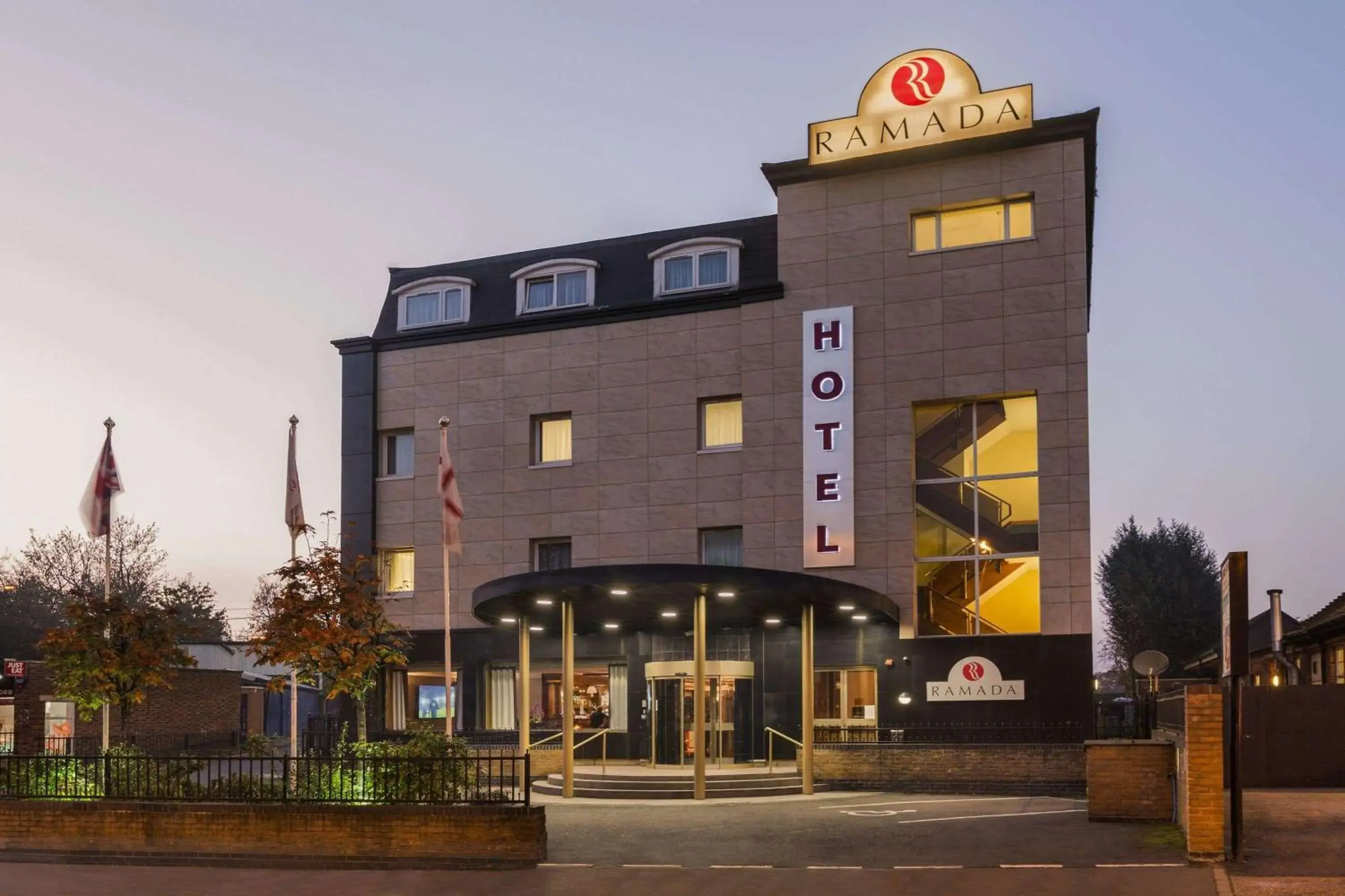 Property building in Savera Hotel South Ruislip Property building in Savera Hotel South Ruislip