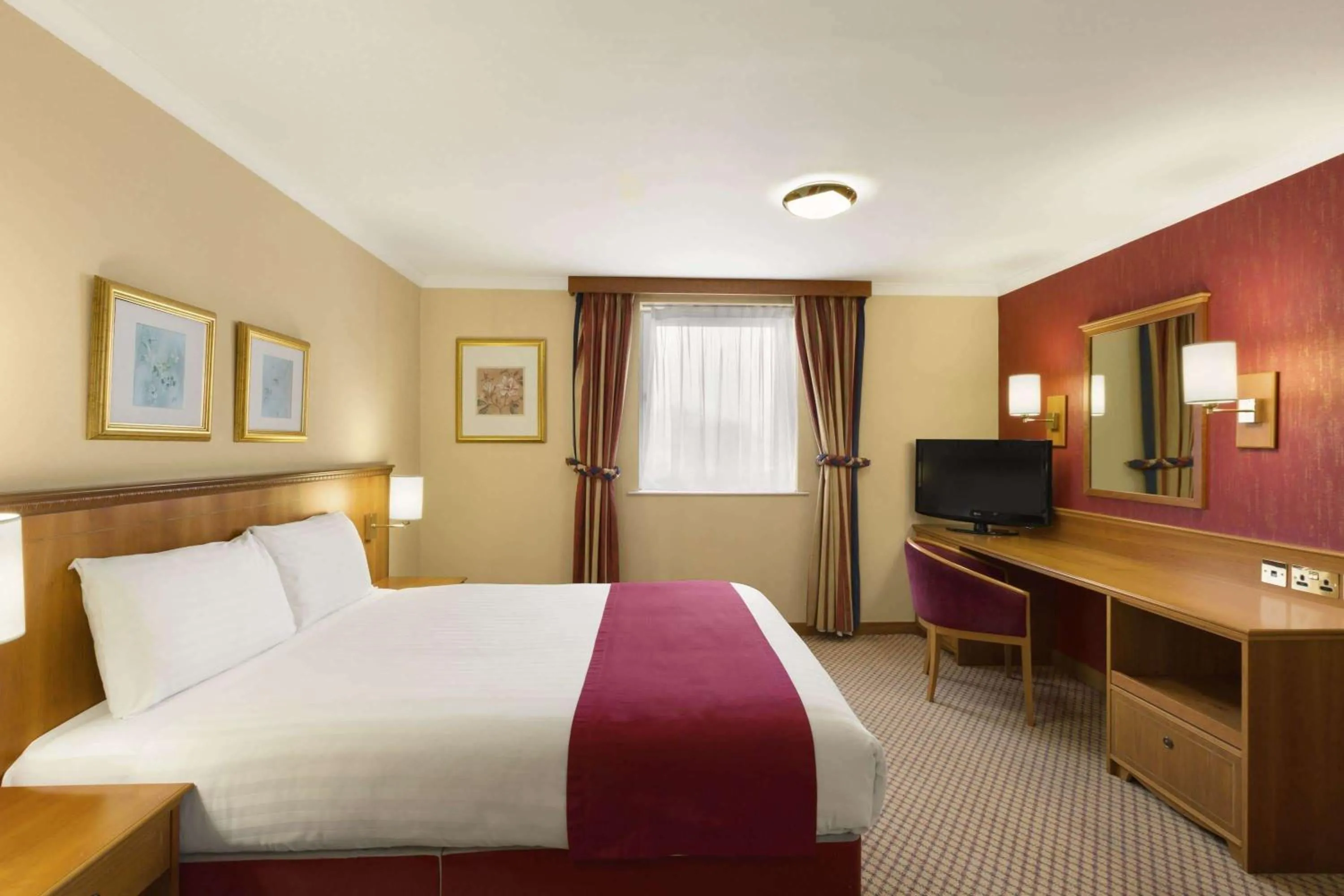 Photo of the whole room, Bed in Savera Hotel South Ruislip