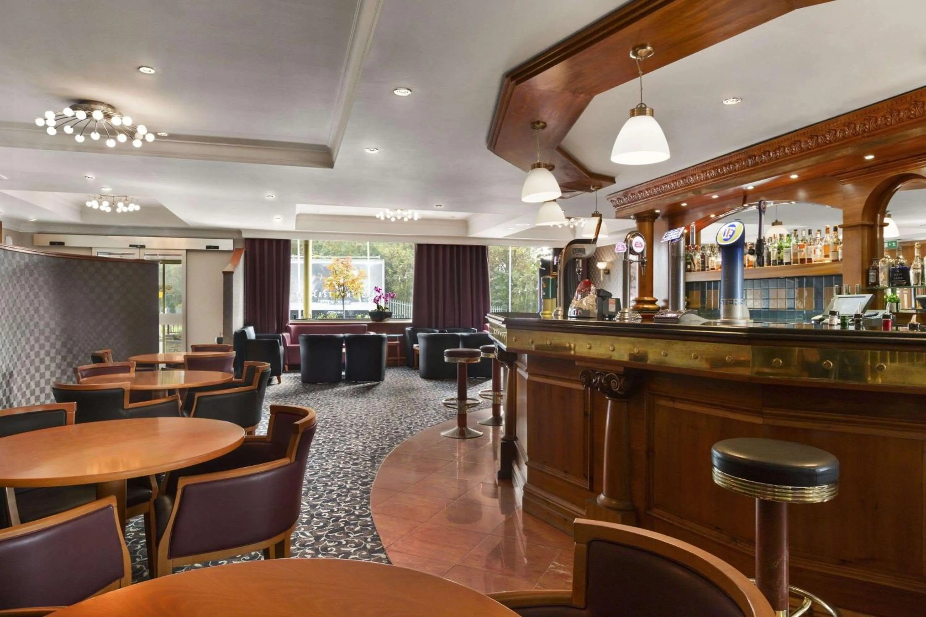 Lounge or bar in Savera Hotel South Ruislip