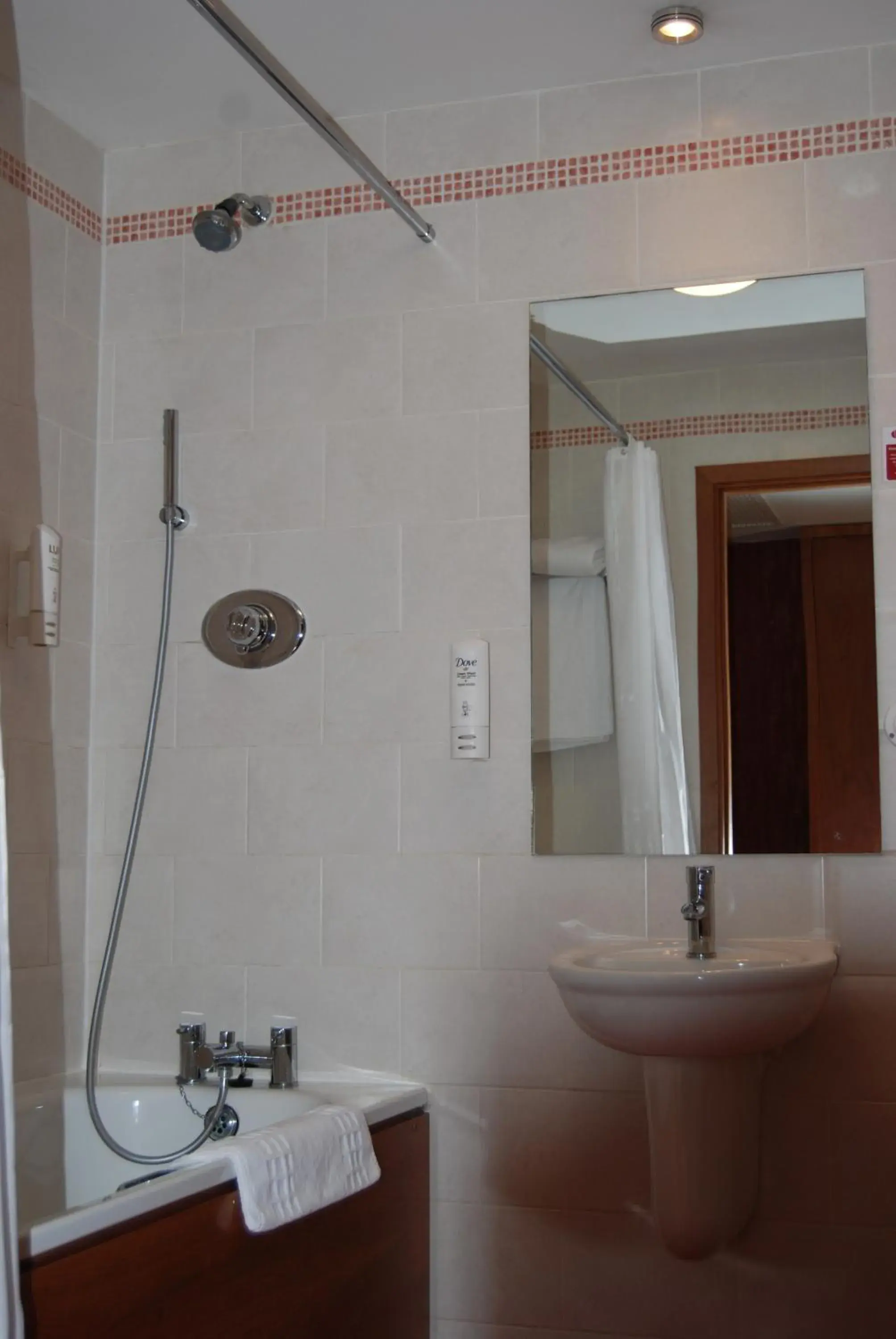 Bathroom in Savera Hotel South Ruislip Bathroom in Savera Hotel South Ruislip