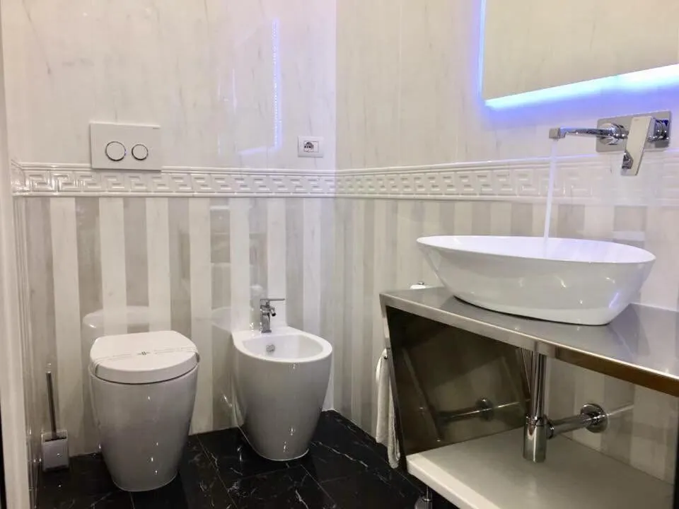 Shower in Antico Corso Charme