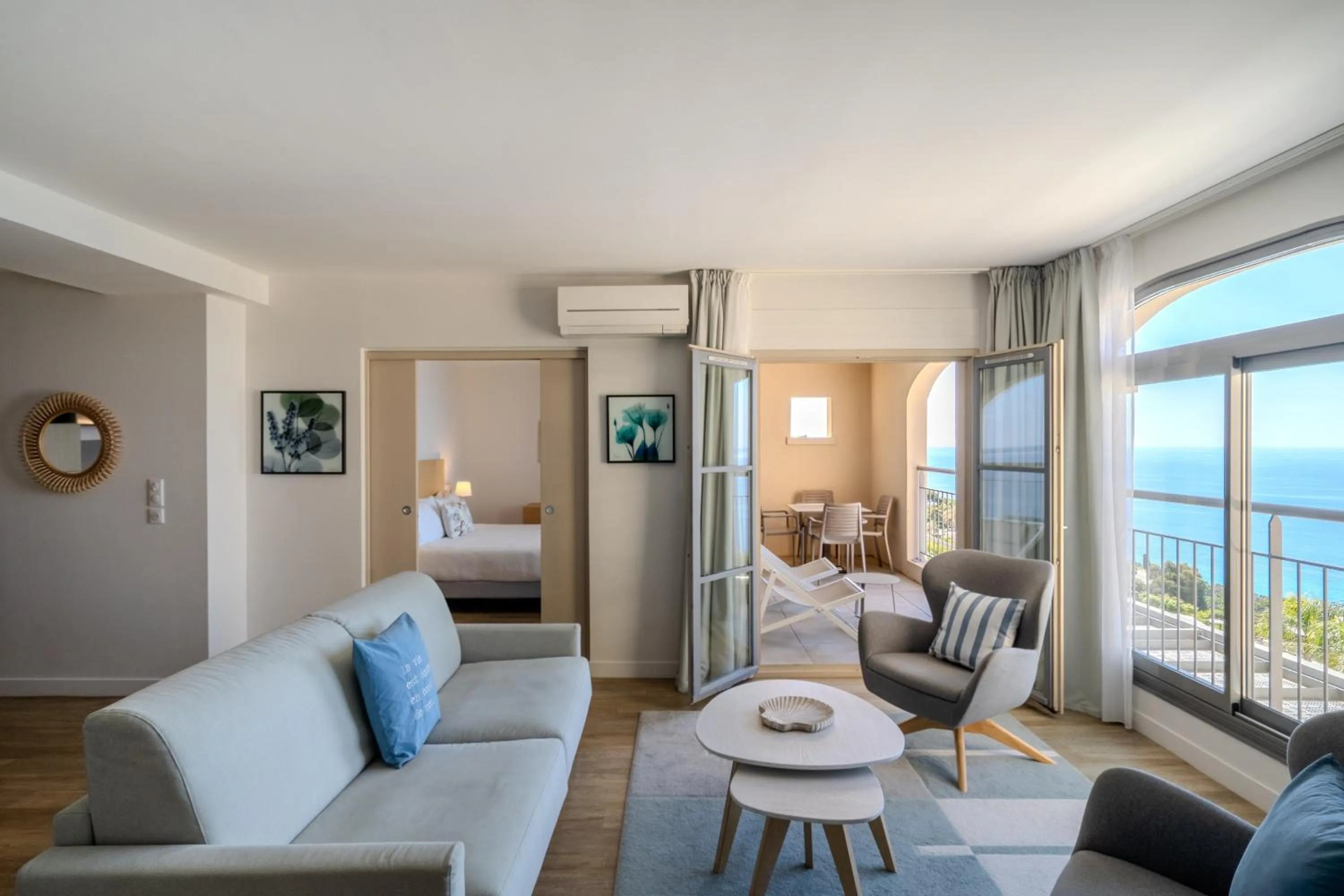 Living room, Bed in Hôtel La Villa Douce