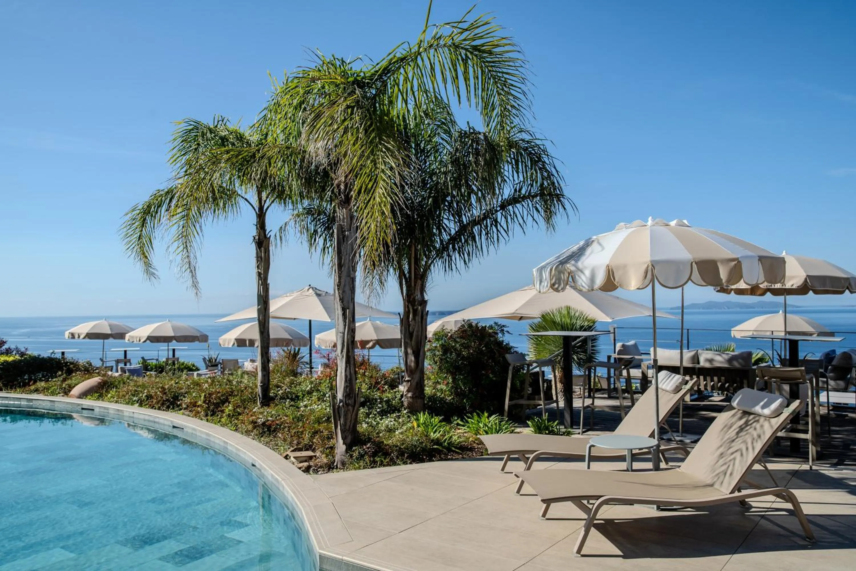 Property building in Hôtel La Villa Douce