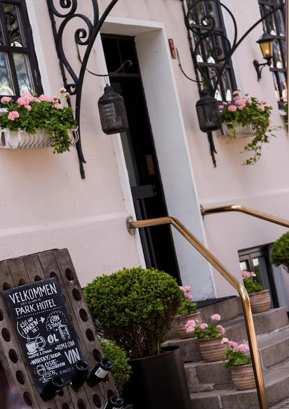 Property building in Park Hotel & Vinbar