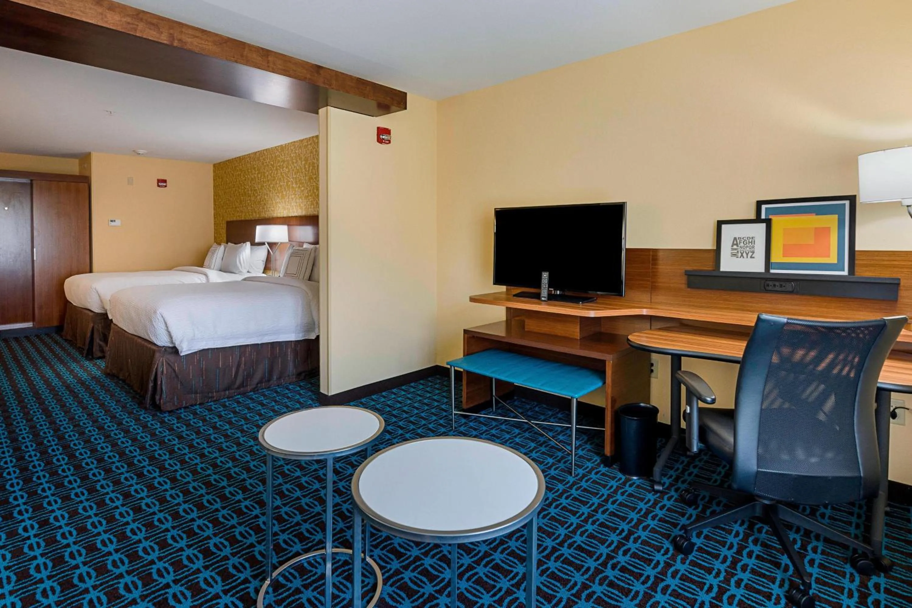 Living room, Bed in Fairfield Inn & Suites by Marriott Abingdon