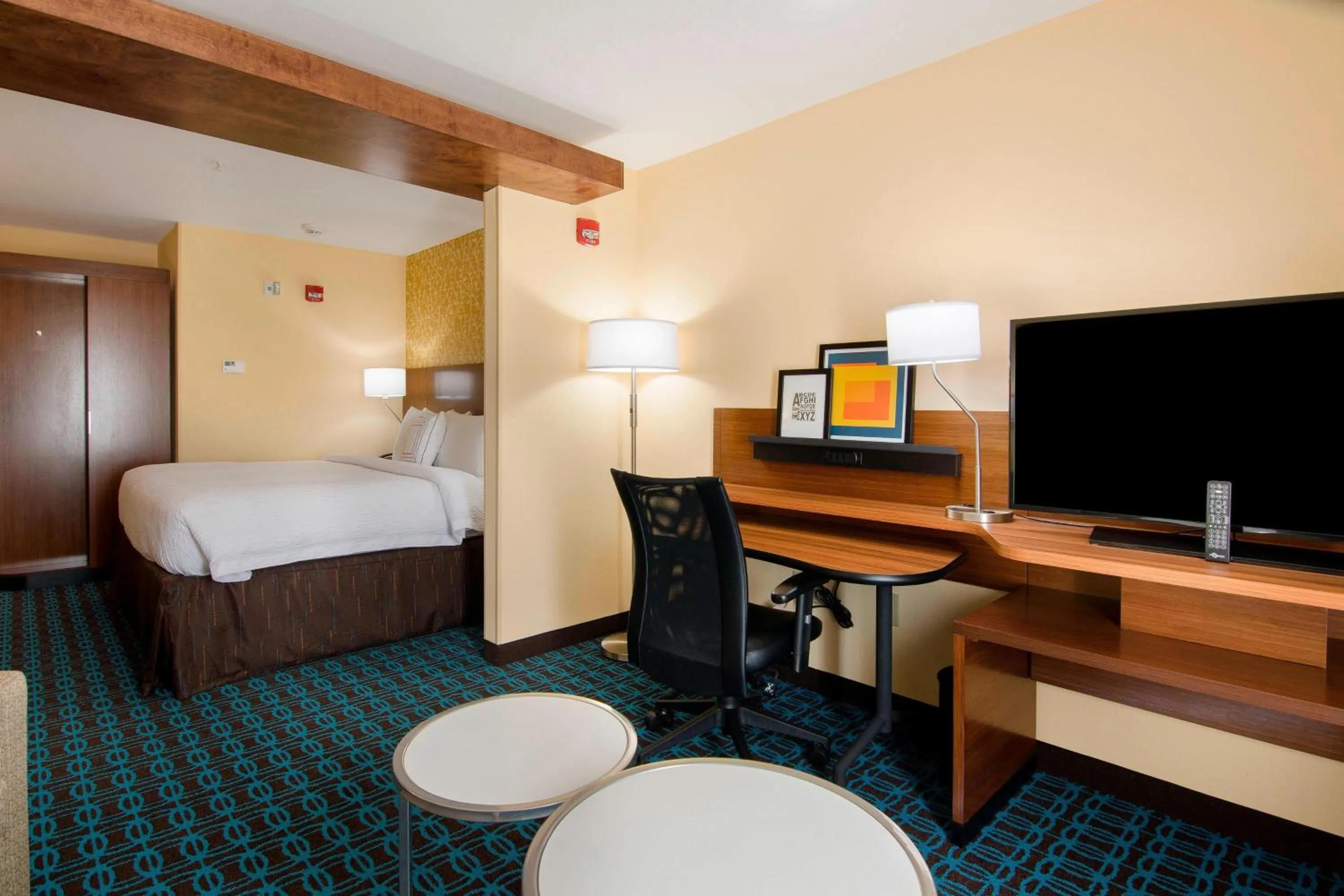 Photo of the whole room, Bed in Fairfield Inn & Suites by Marriott Abingdon