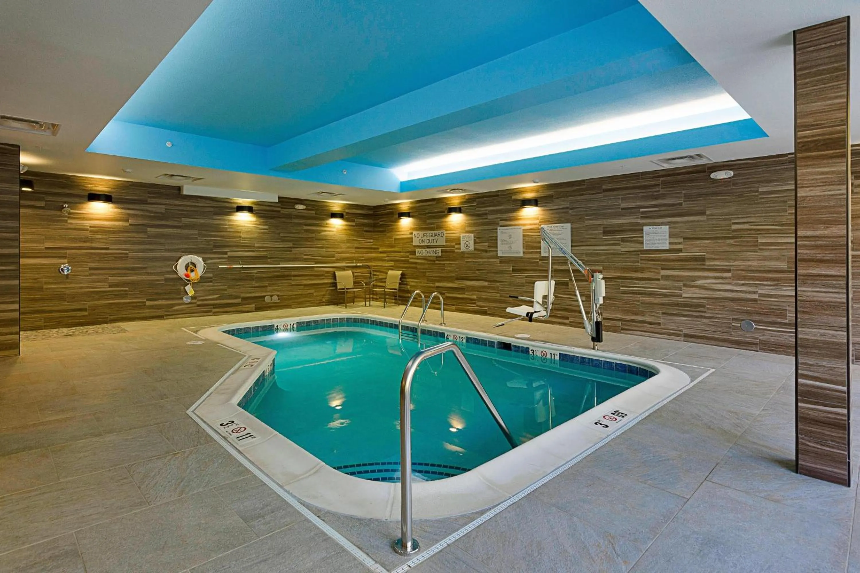Swimming pool in Fairfield Inn & Suites by Marriott Abingdon
