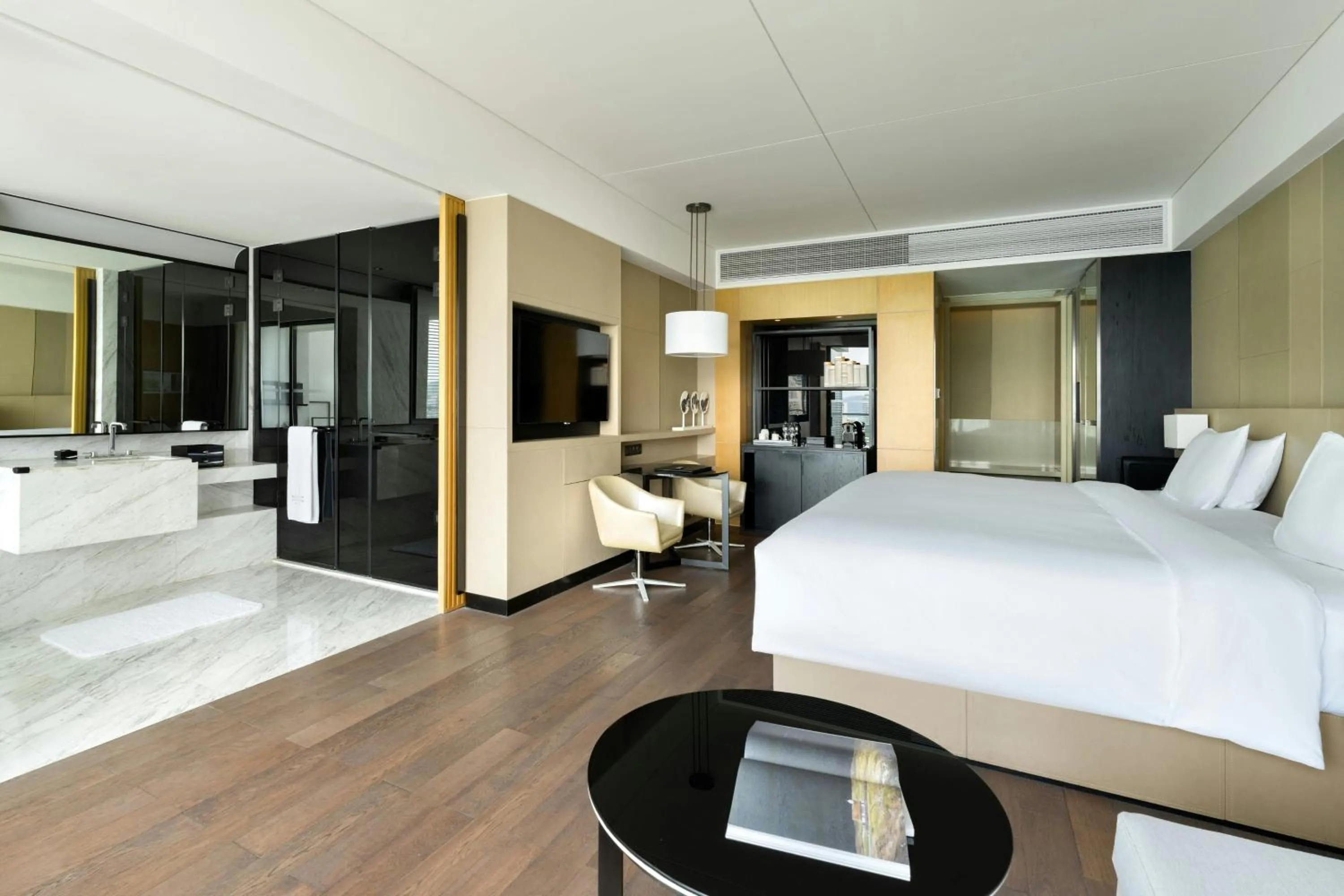 Photo of the whole room, Bed in The Shanhaitian Resort Sanya, Autograph Collection