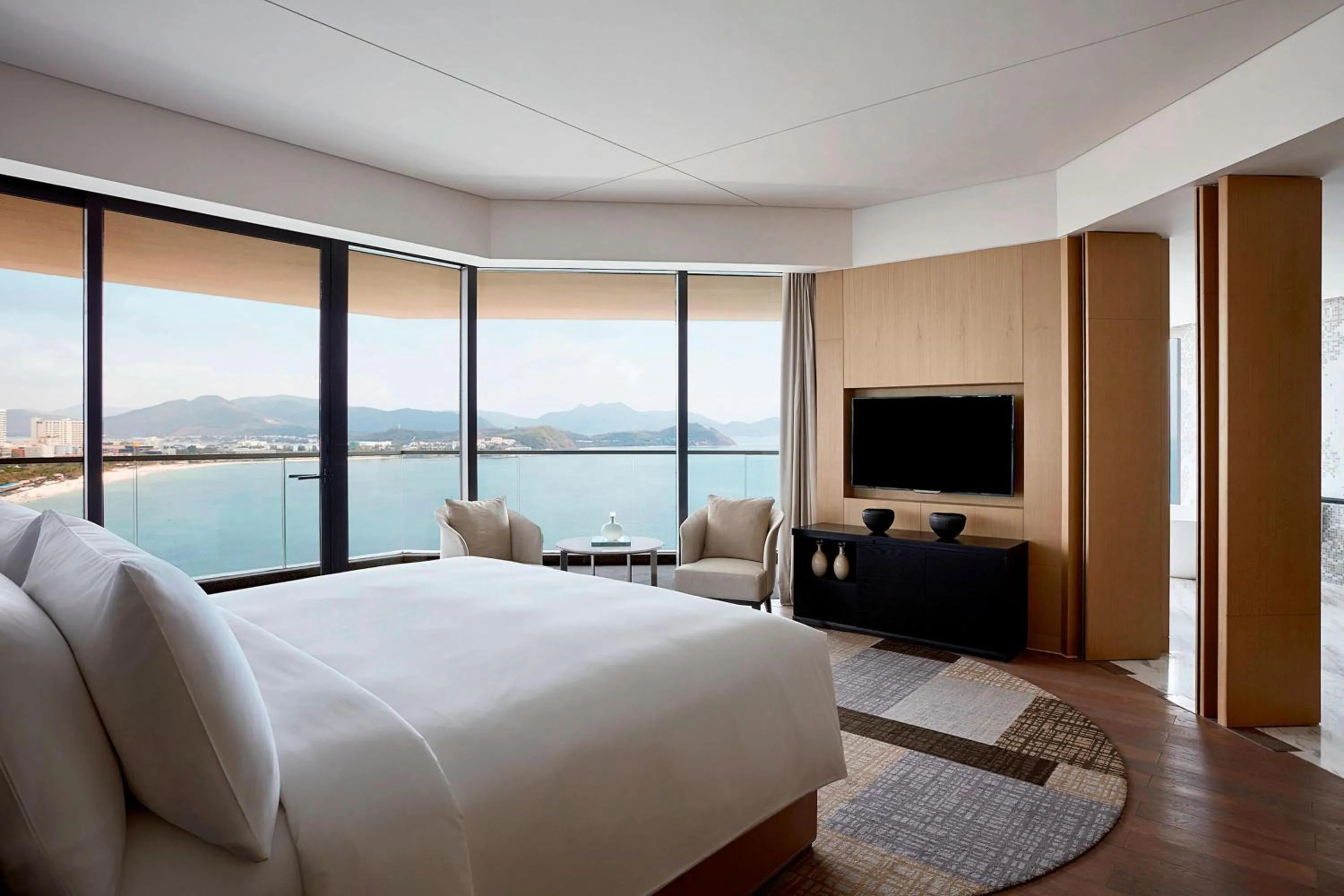 Photo of the whole room, Bed in The Shanhaitian Resort Sanya, Autograph Collection