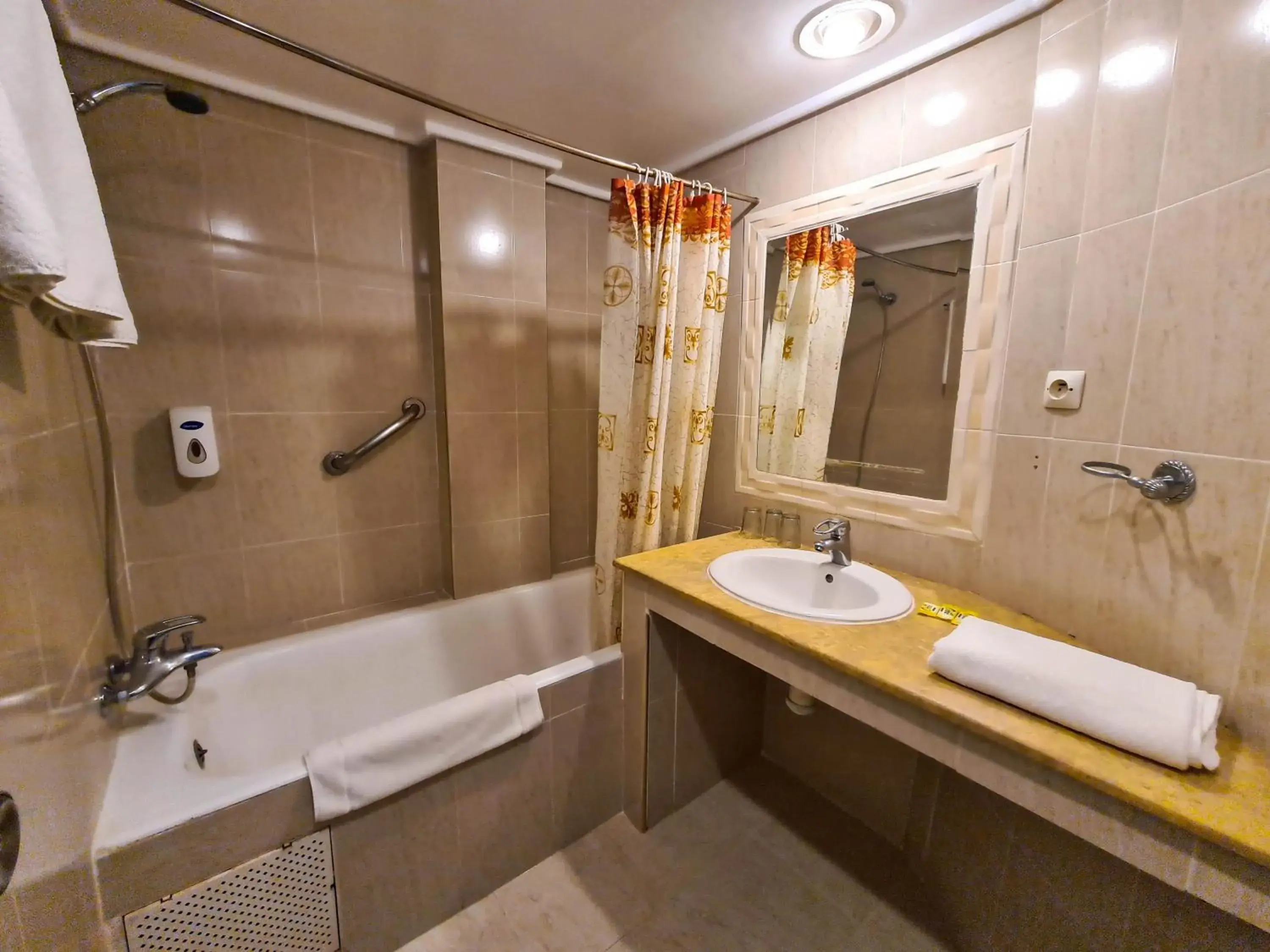 Bathroom in UMH Tarik Hotel