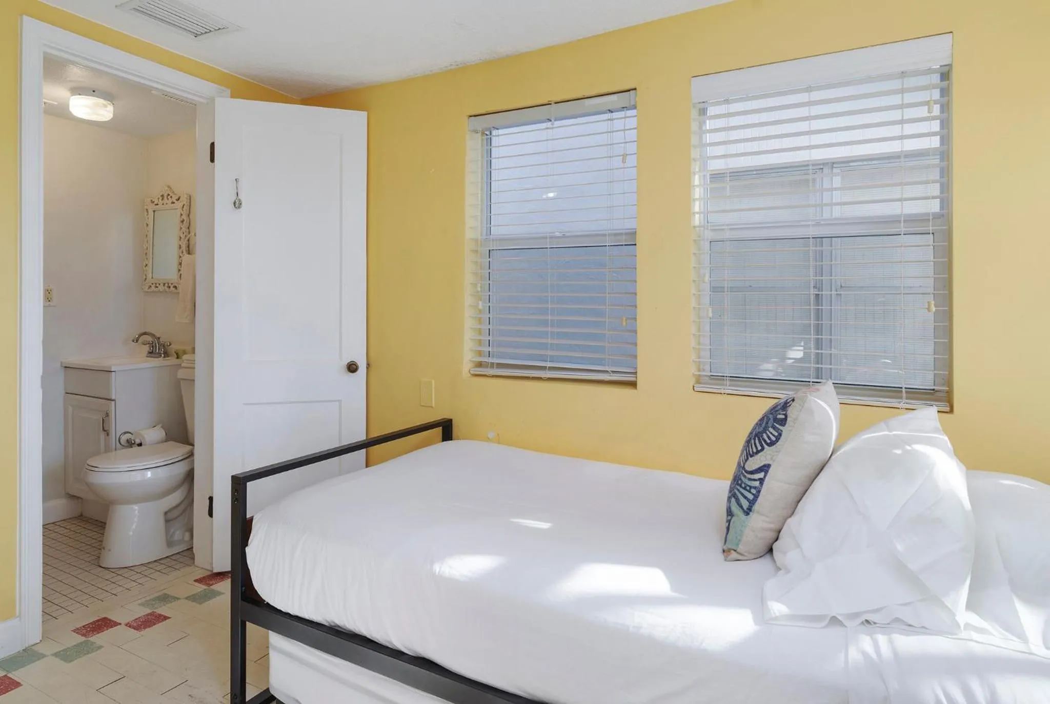 Toilet, Bed in Havana Inn