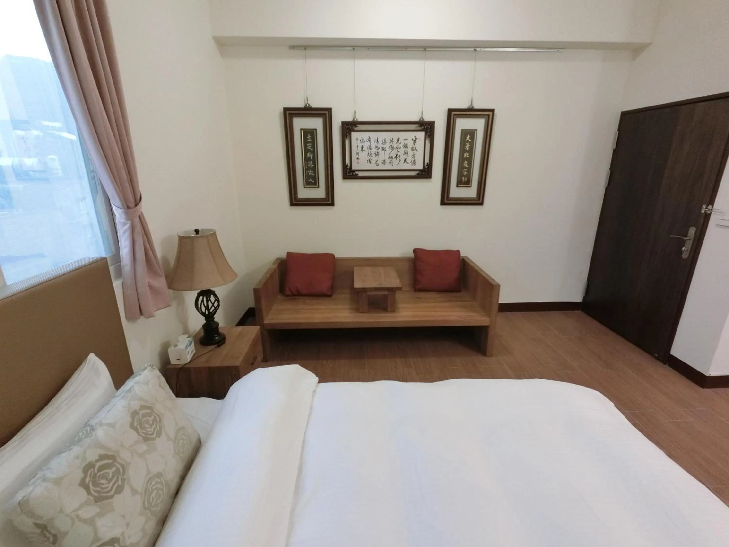 Decorative detail, Bed in Long Zhi Yue Hotel