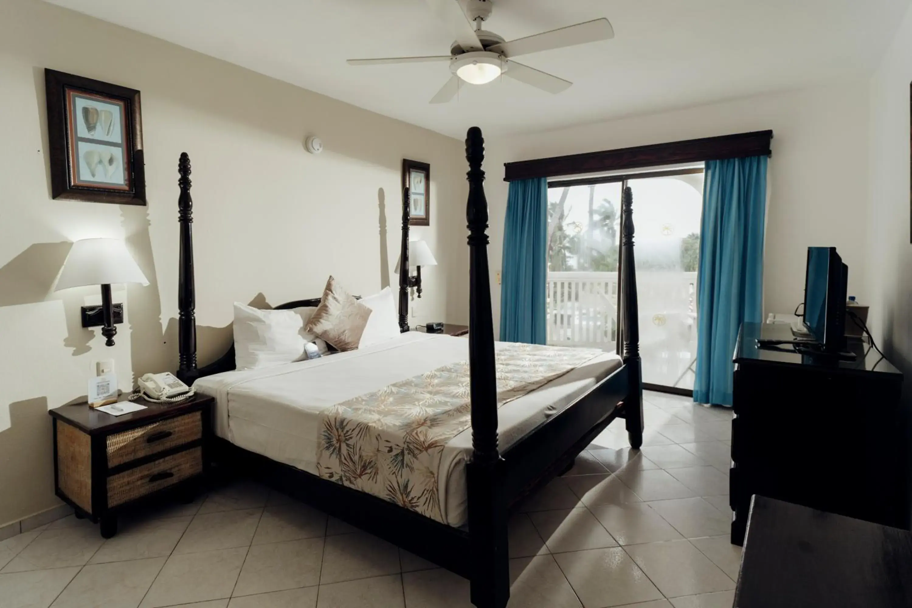 TV and multimedia, Bed in Lifestyle Tropical Beach Resort & Spa All Inclusive TV and multimedia, Bed in Lifestyle Tropical Beach Resort & Spa All Inclusive