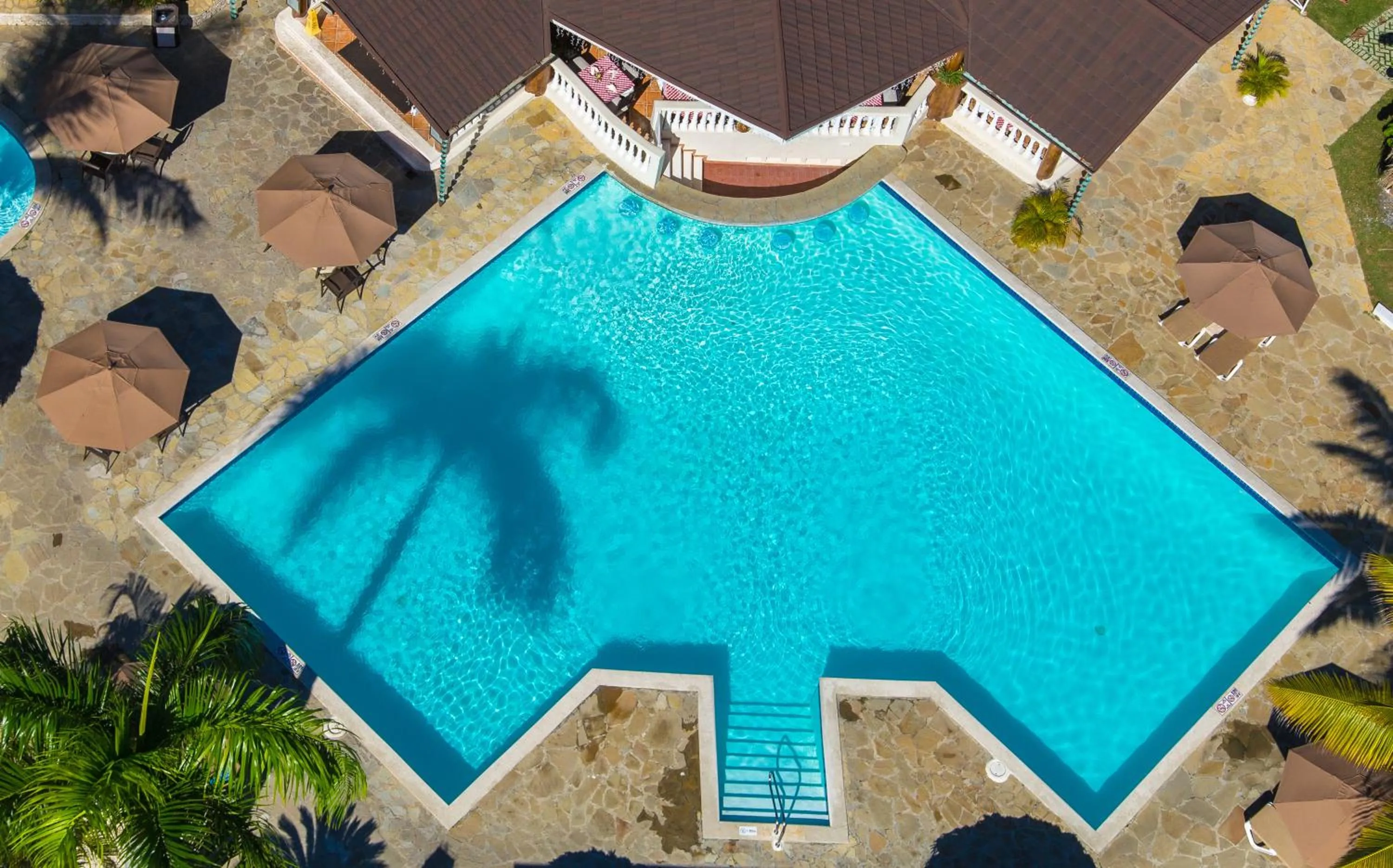 Swimming pool in Lifestyle Crown Residence Suites