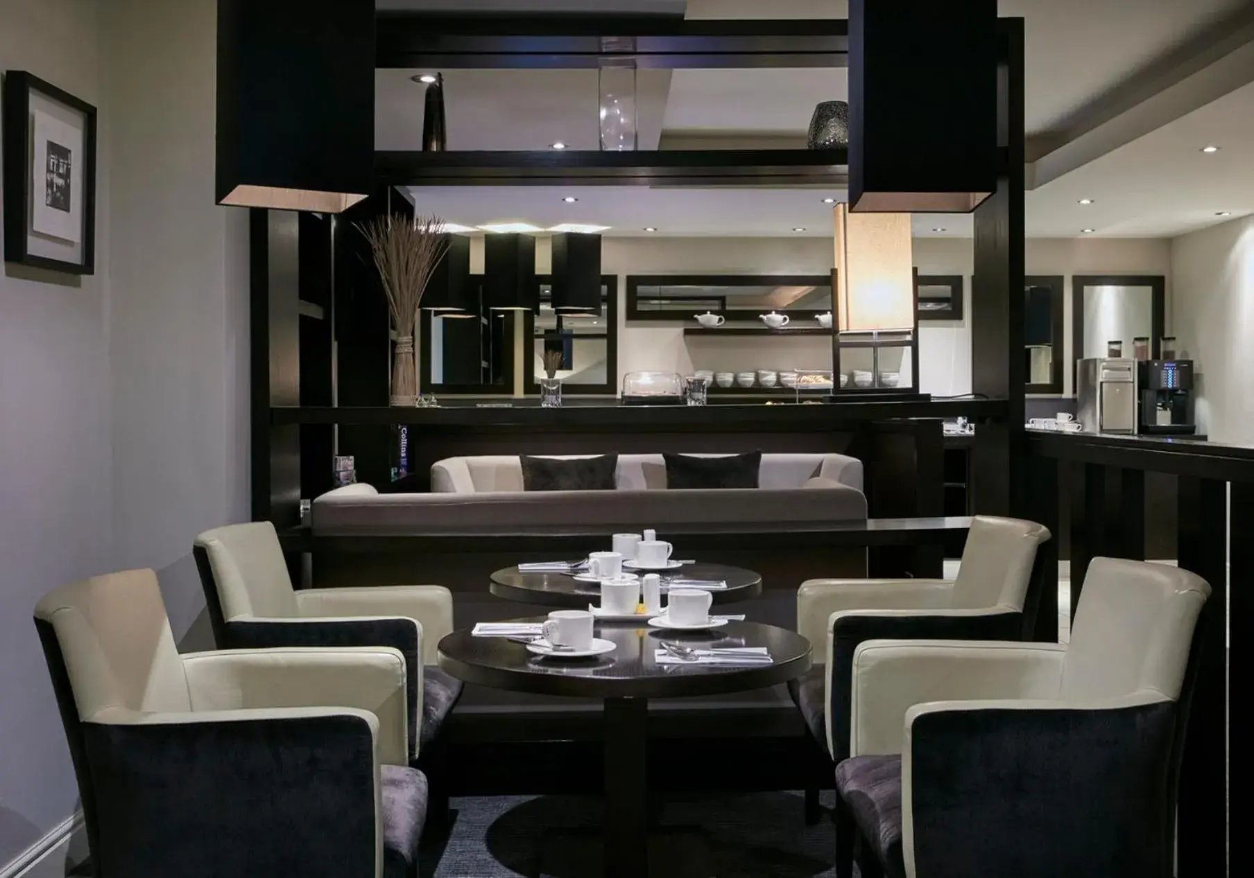 Lounge or bar in Crowne Plaza - Belfast by IHG Lounge or bar in Crowne Plaza - Belfast by IHG