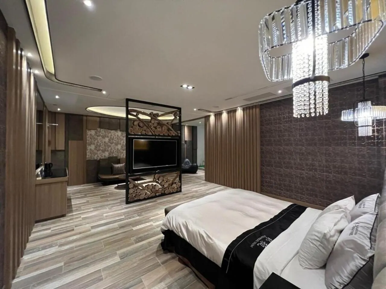 Photo of the whole room, Bed in Aquarius Motel