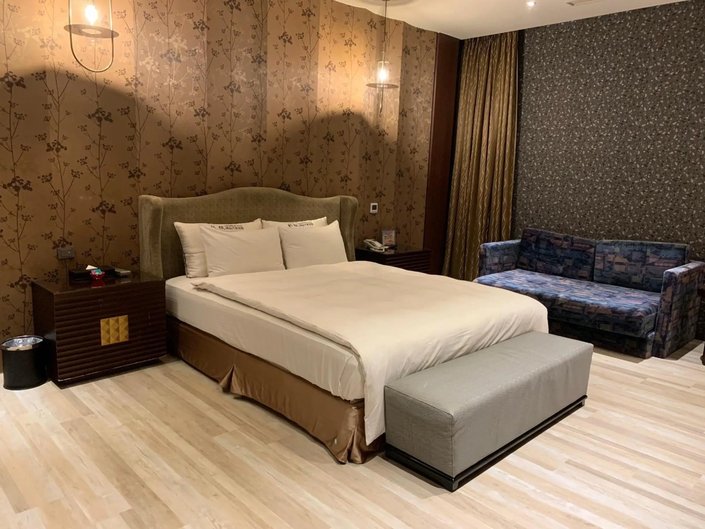 Photo of the whole room, Bed in Aquarius Motel