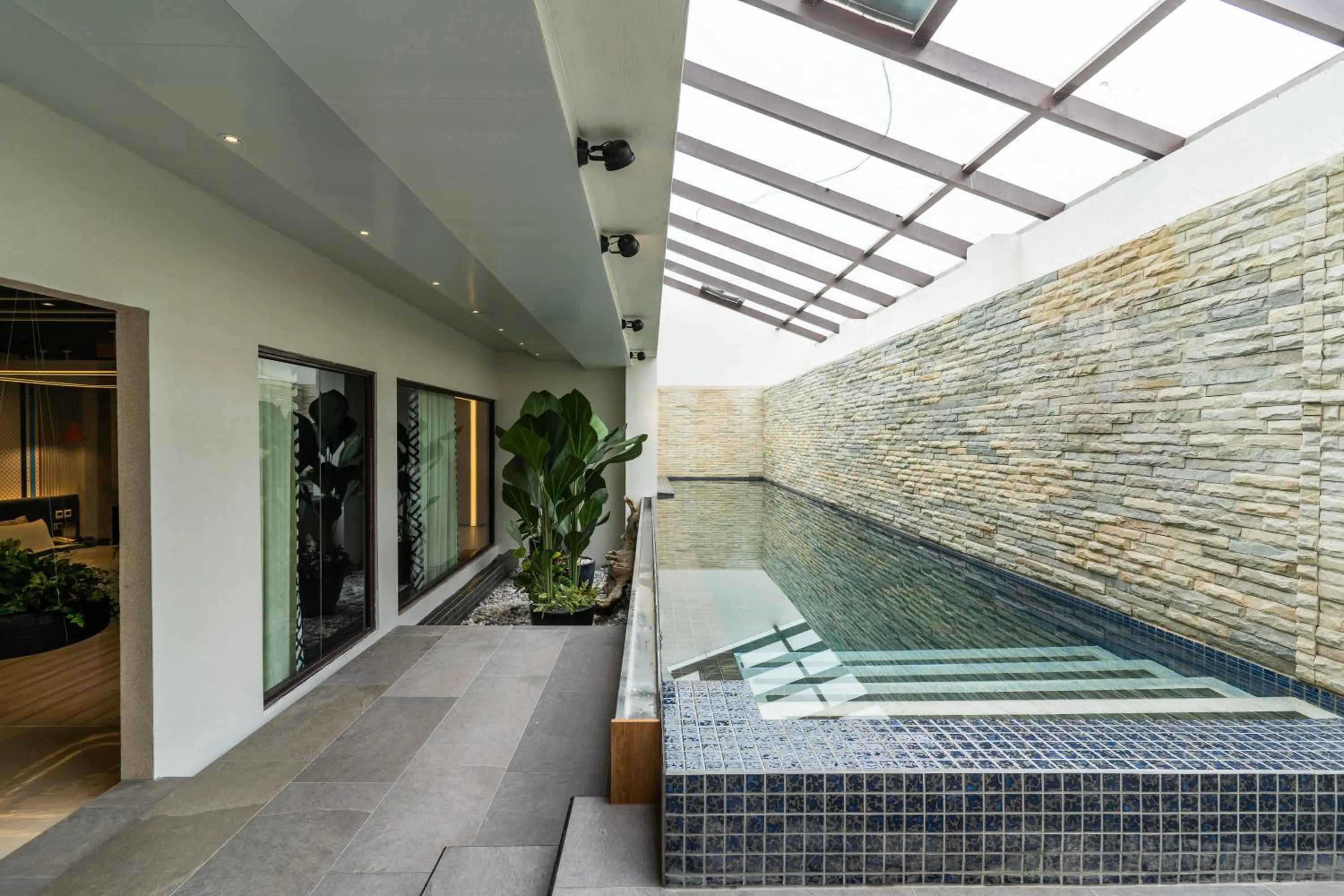 Swimming pool in Aquarius Motel