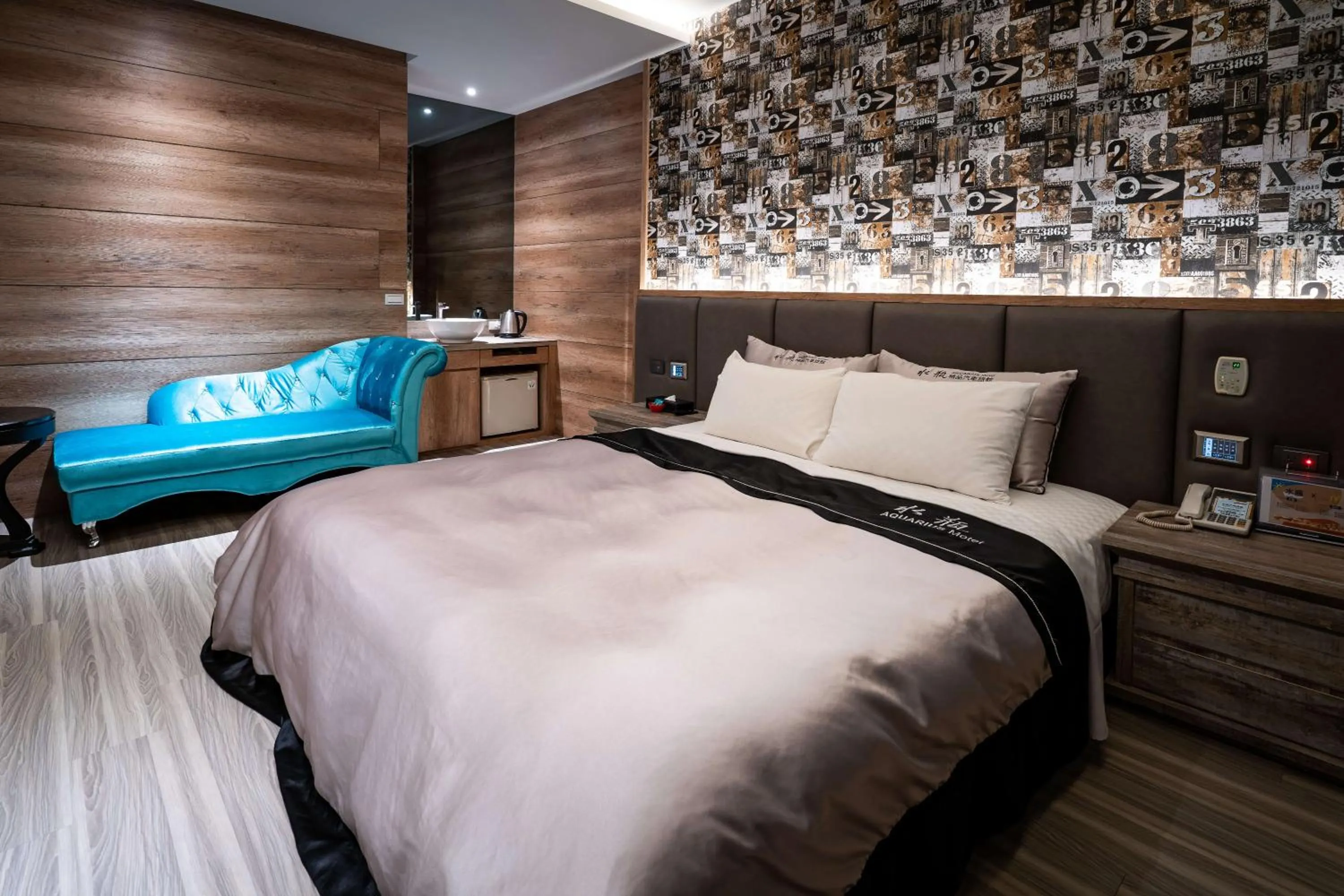 Photo of the whole room, Bed in Aquarius Motel