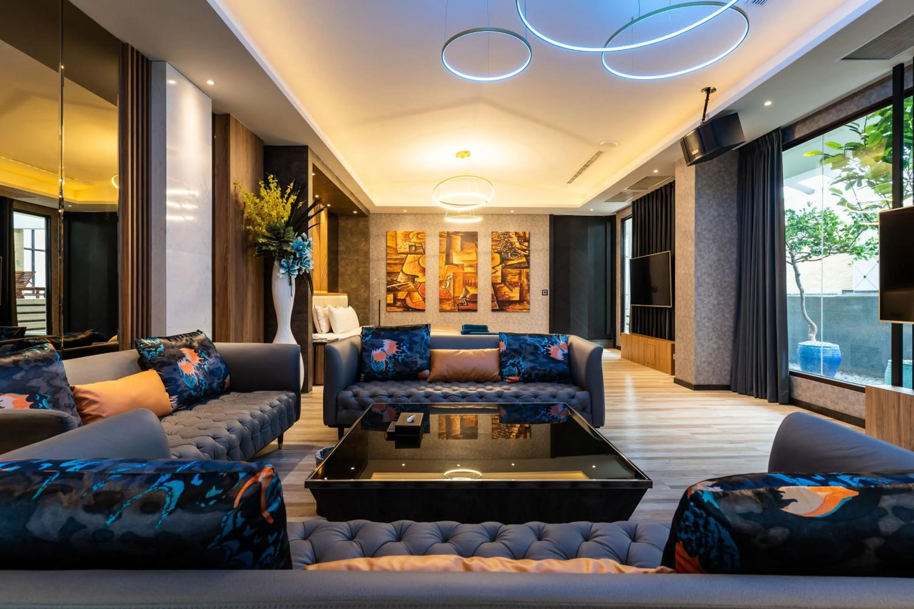 Karaoke in Aquarius Motel