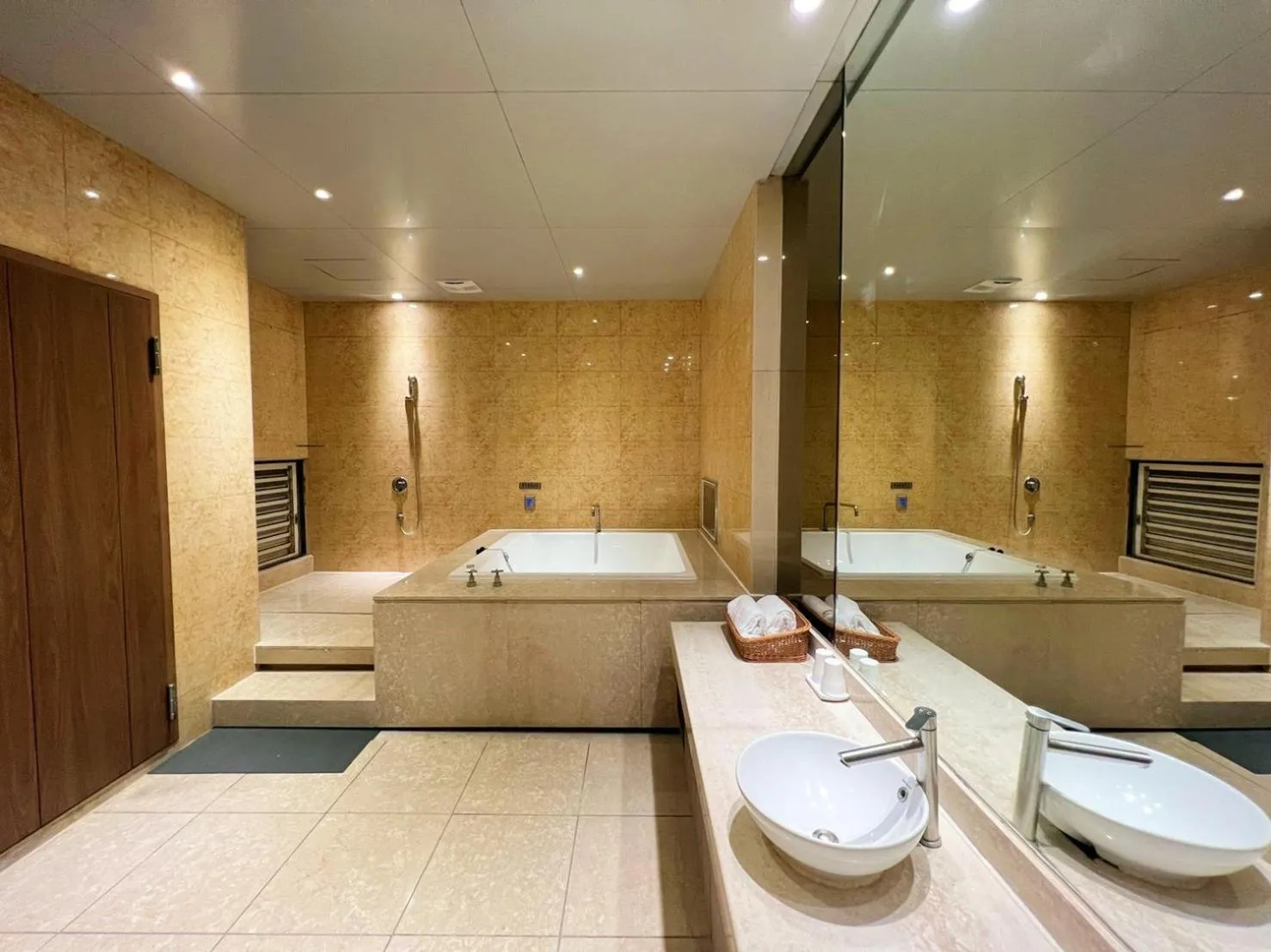 Bathroom, Bed in Aquarius Motel