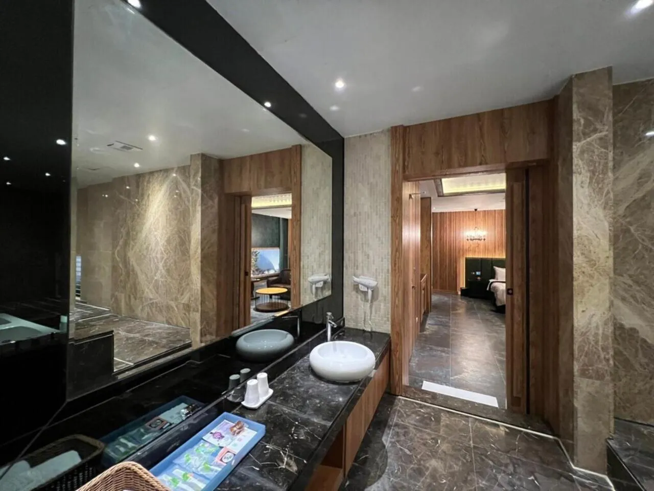 Bathroom in Aquarius Motel