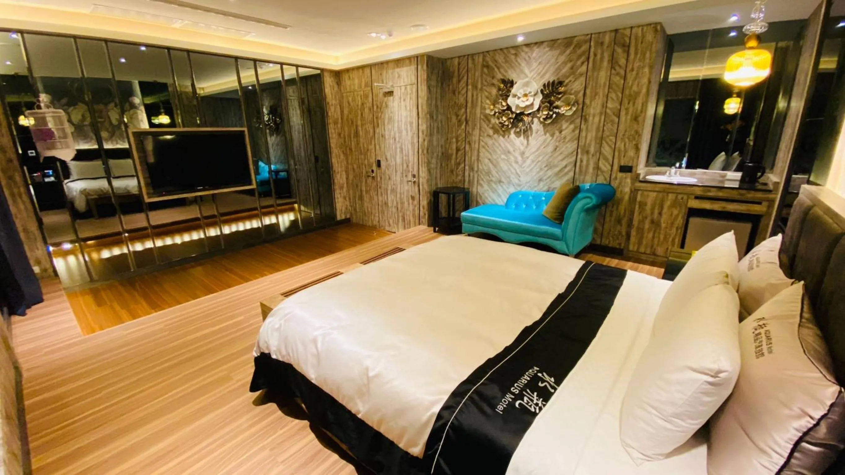 Photo of the whole room, Bed in Aquarius Motel