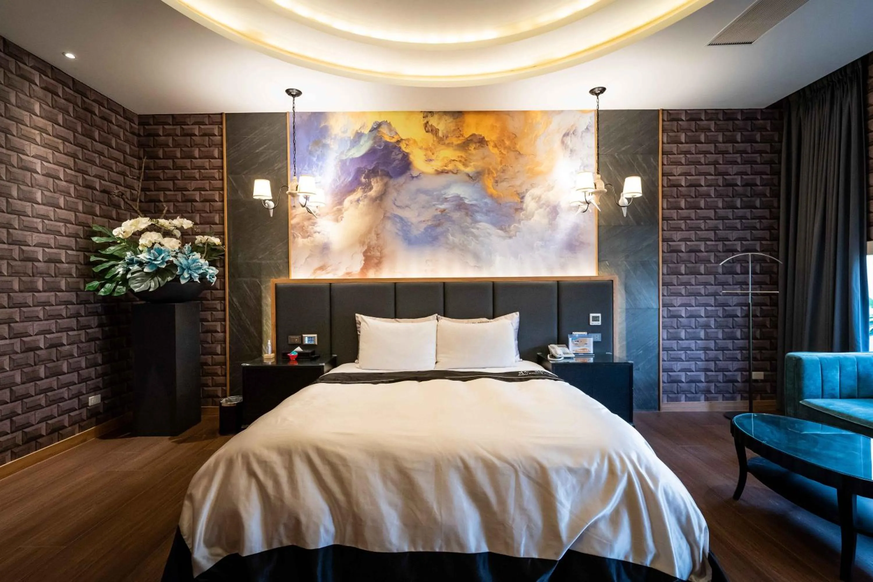 Photo of the whole room, Bed in Aquarius Motel