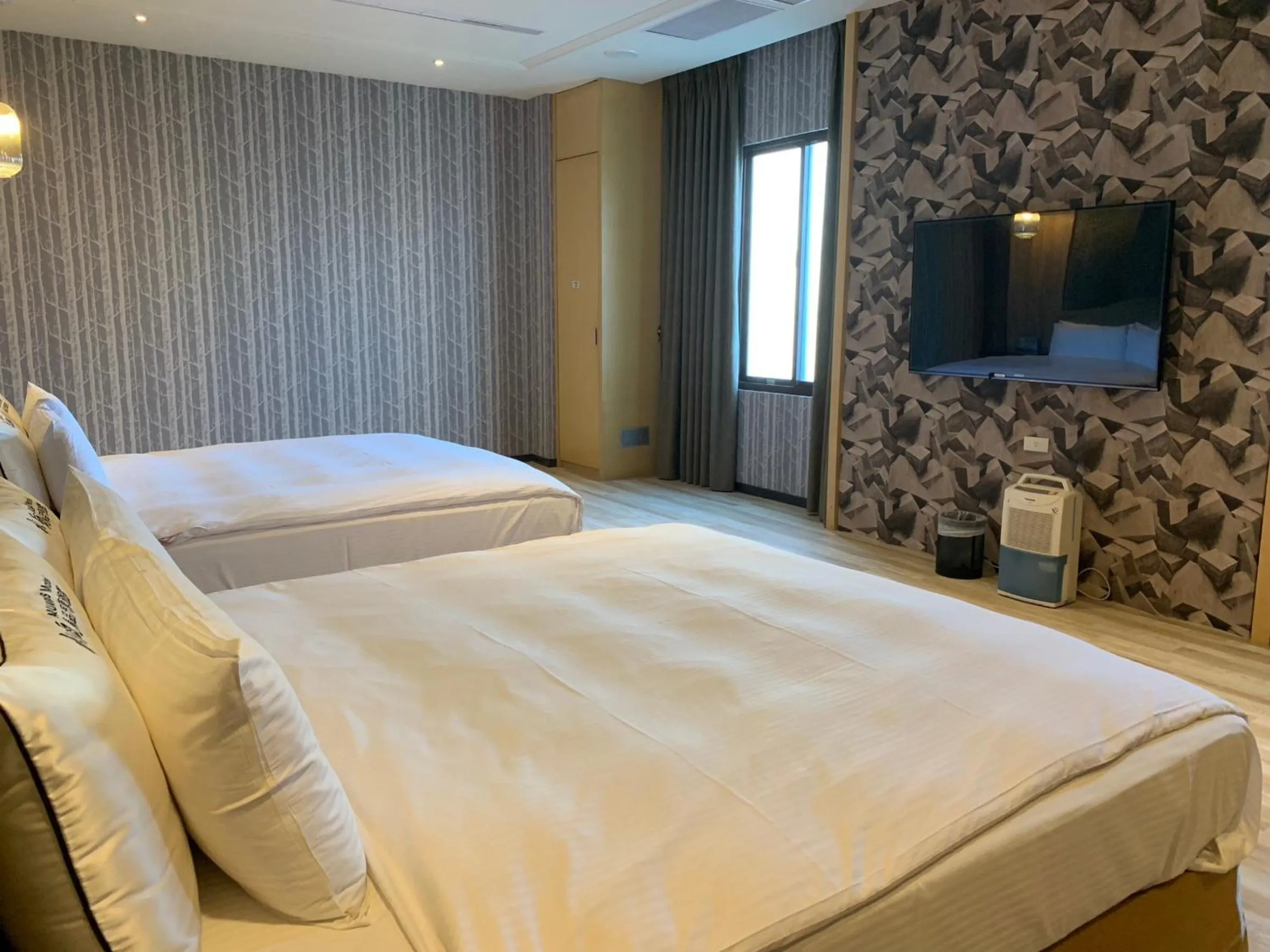 Photo of the whole room, Bed in Aquarius Motel