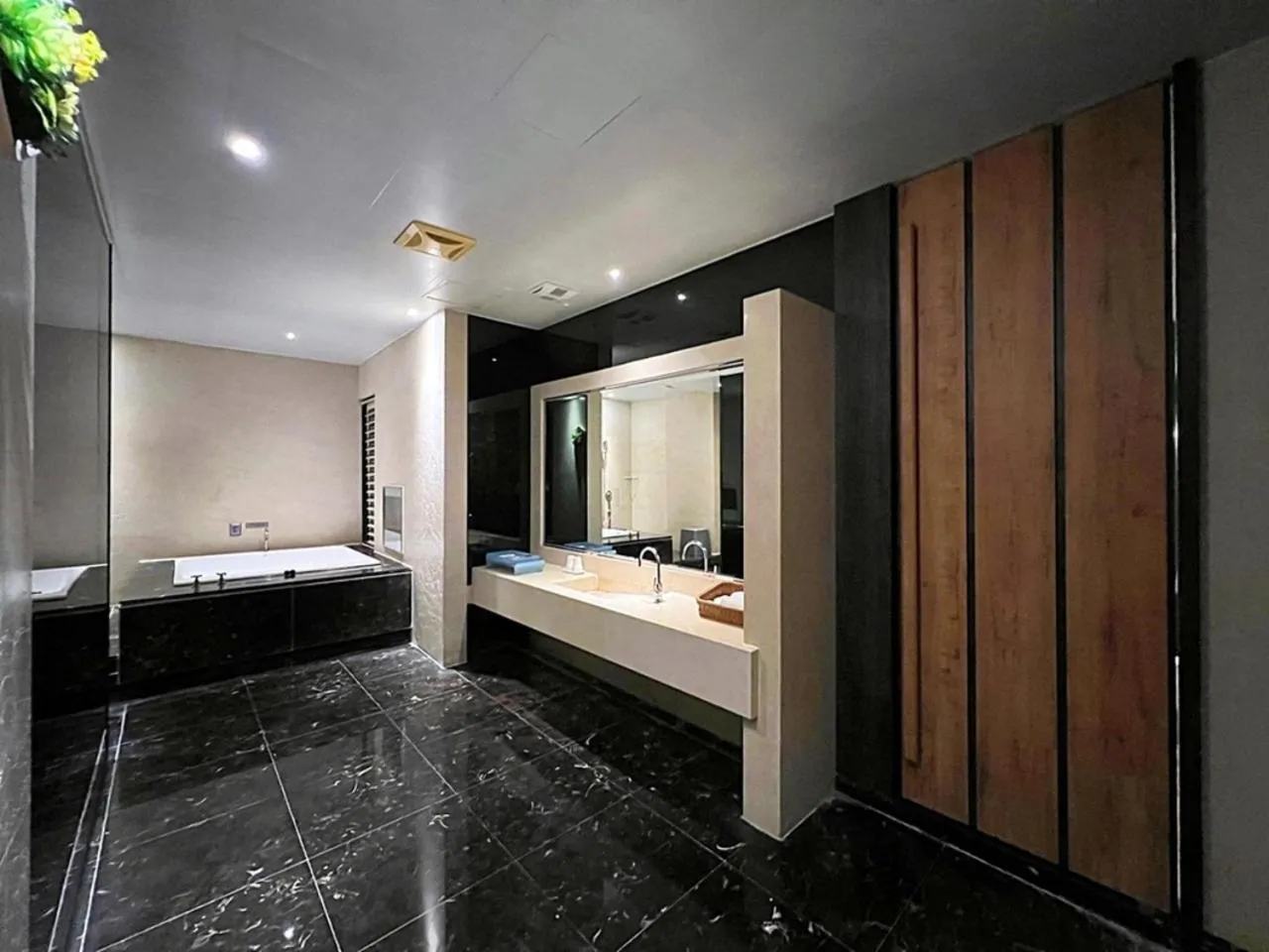 Bathroom in Aquarius Motel