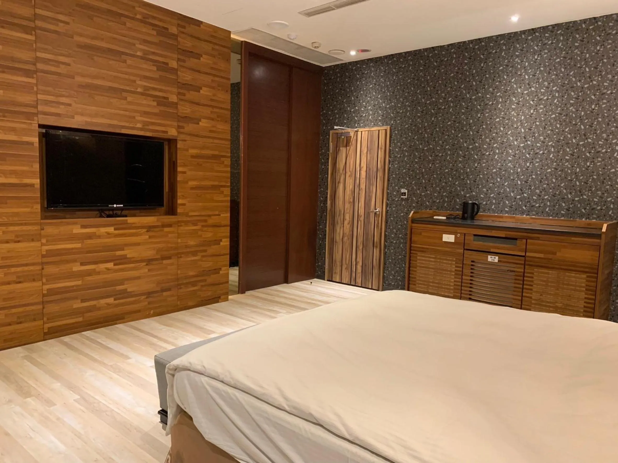 Photo of the whole room, Bed in Aquarius Motel