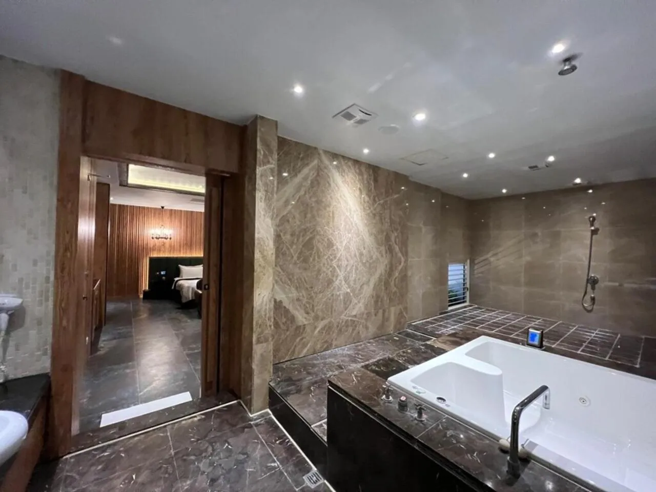 Bathroom, Bed in Aquarius Motel