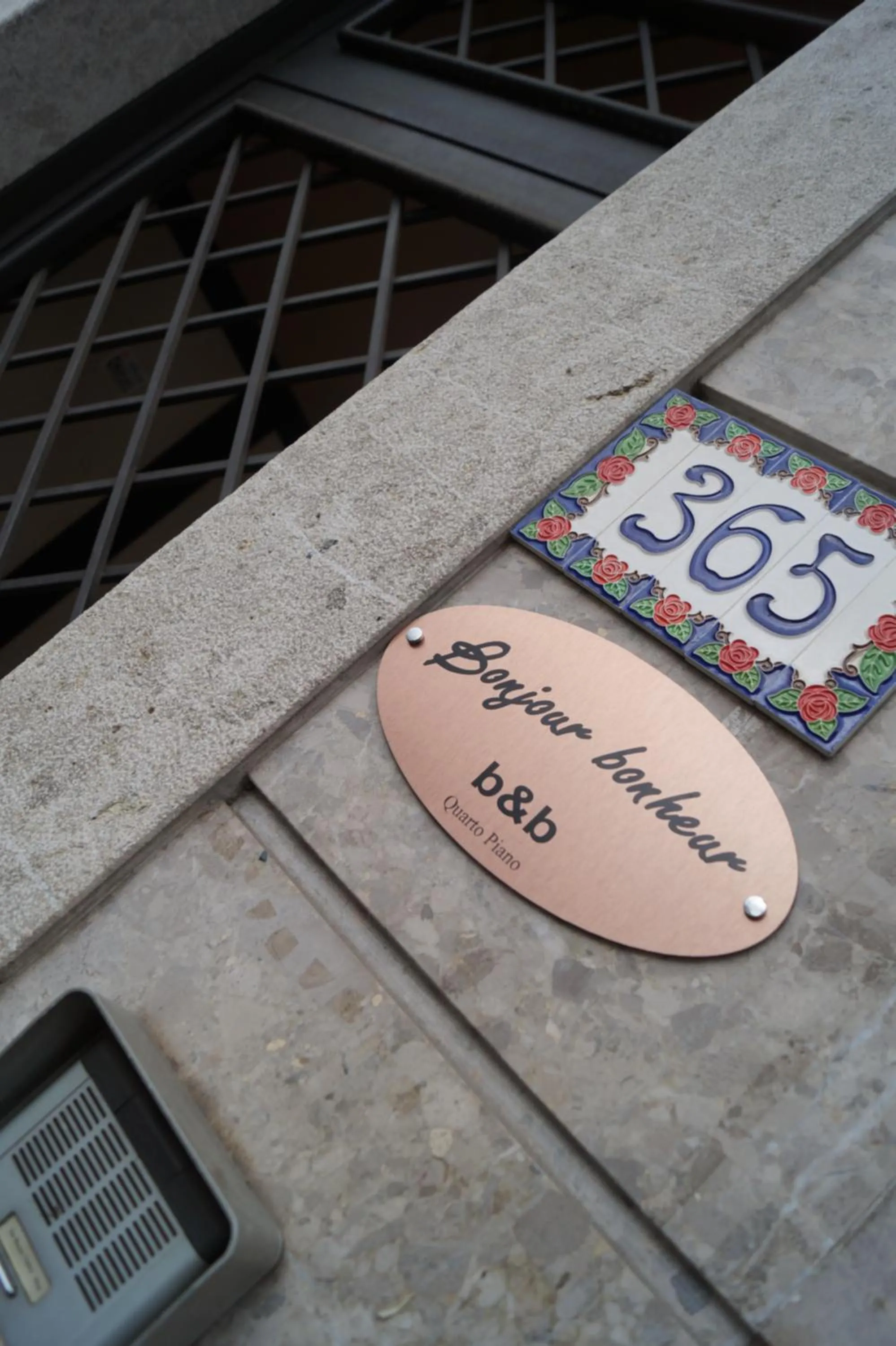 Facade/entrance in Bonjour Bonheur