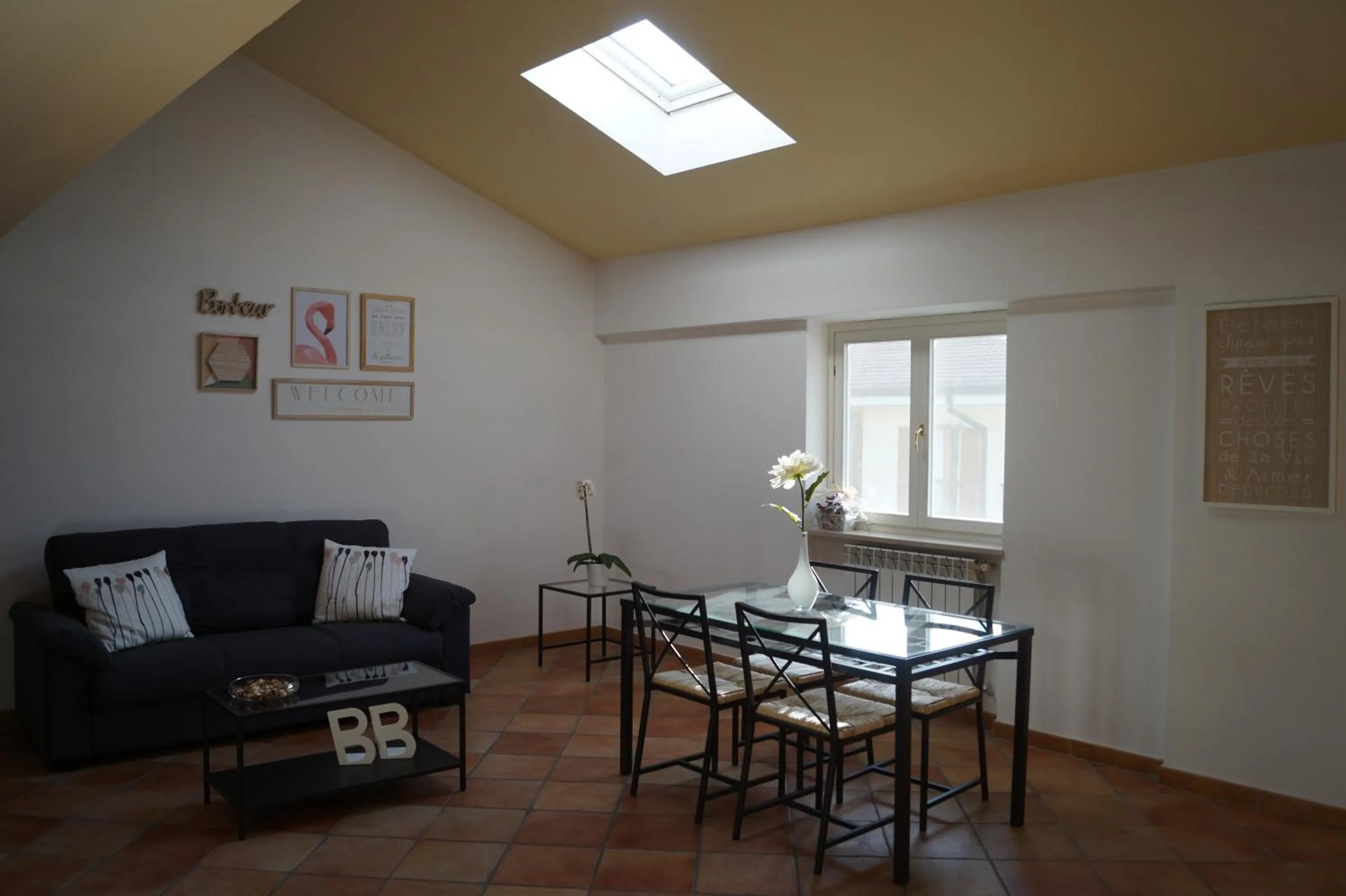 Communal lounge/ TV room in Bonjour Bonheur