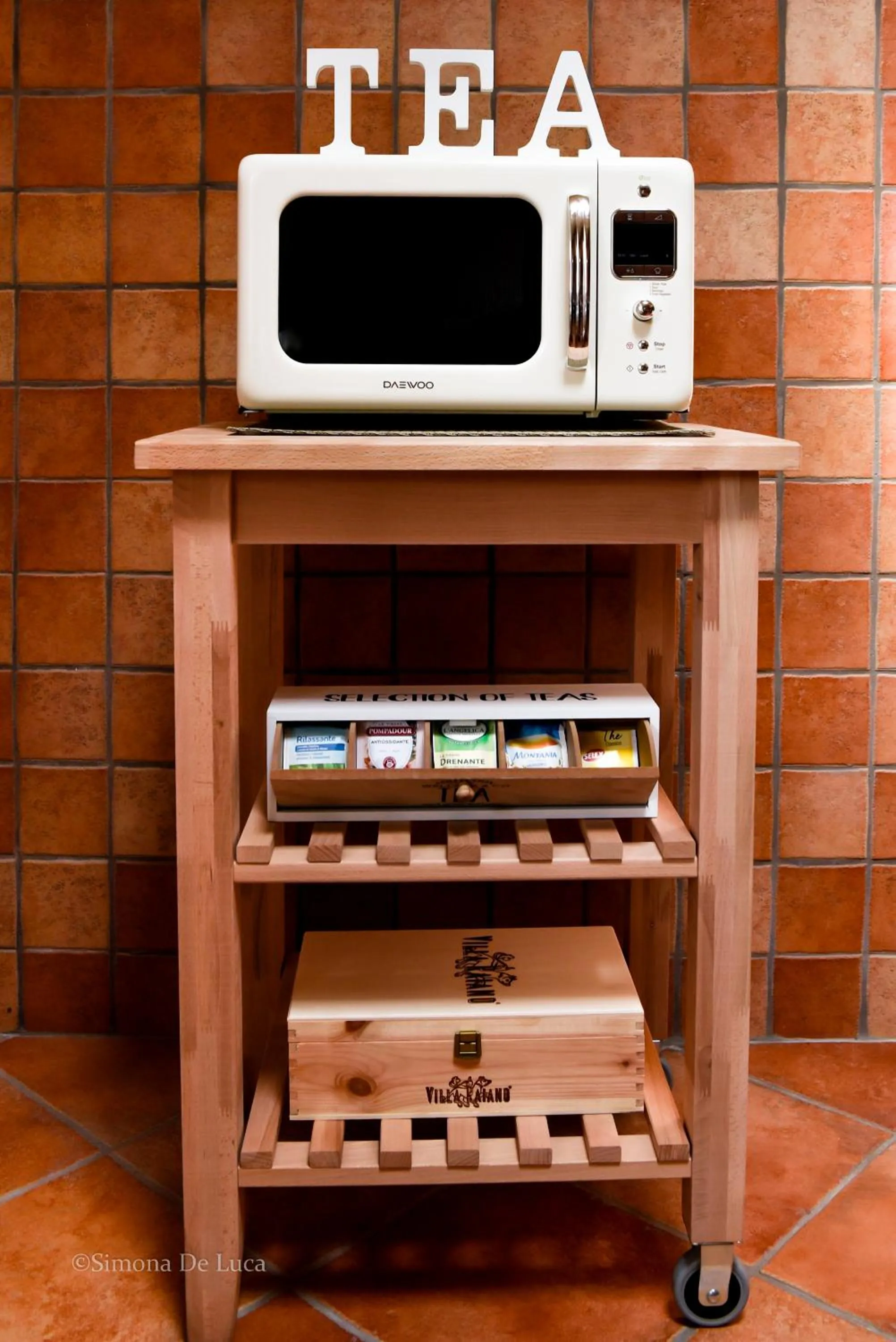 Decorative detail in Bonjour Bonheur