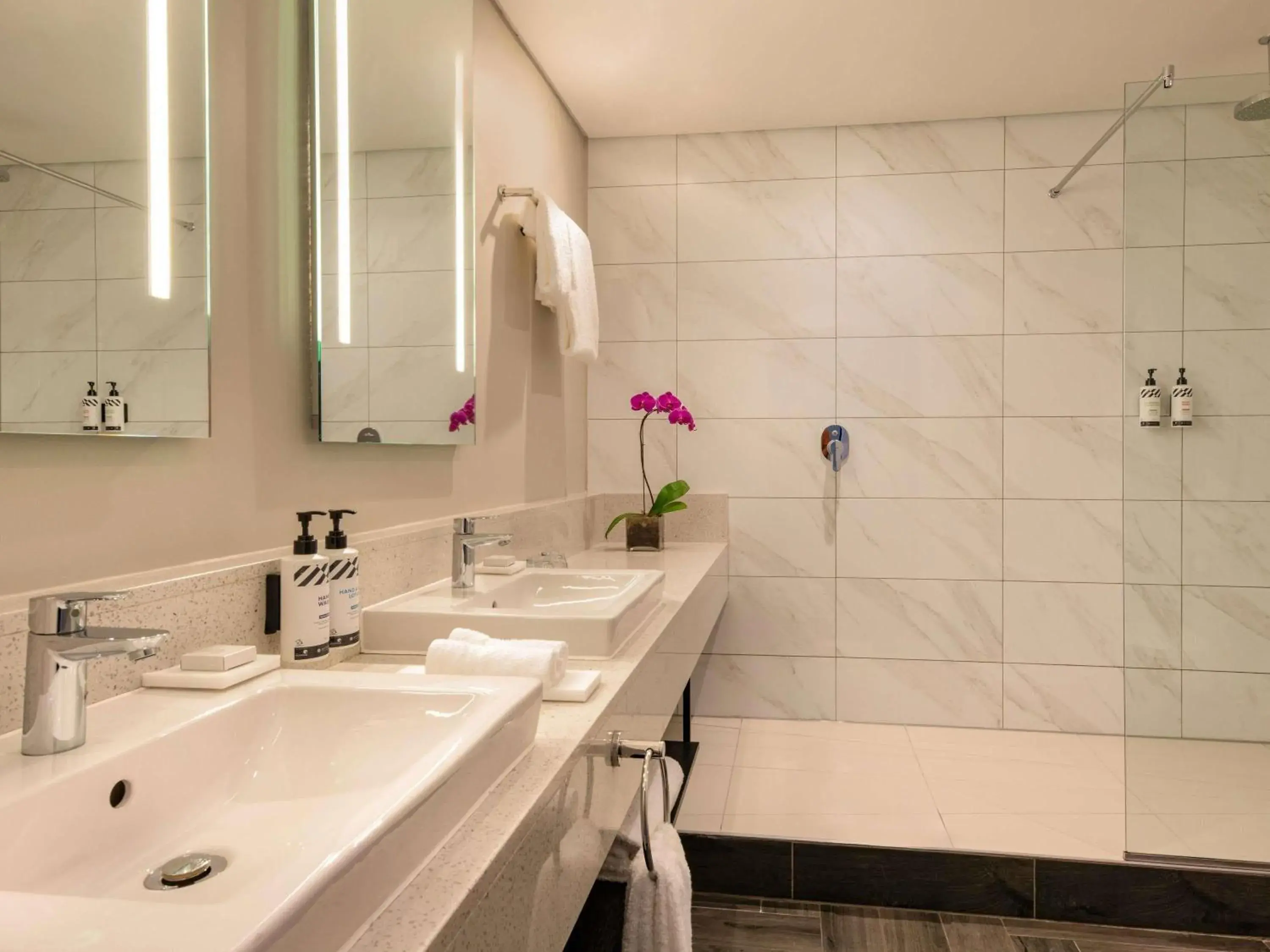 Bedroom in Pullman Cape Town City Centre Bedroom in Pullman Cape Town City Centre