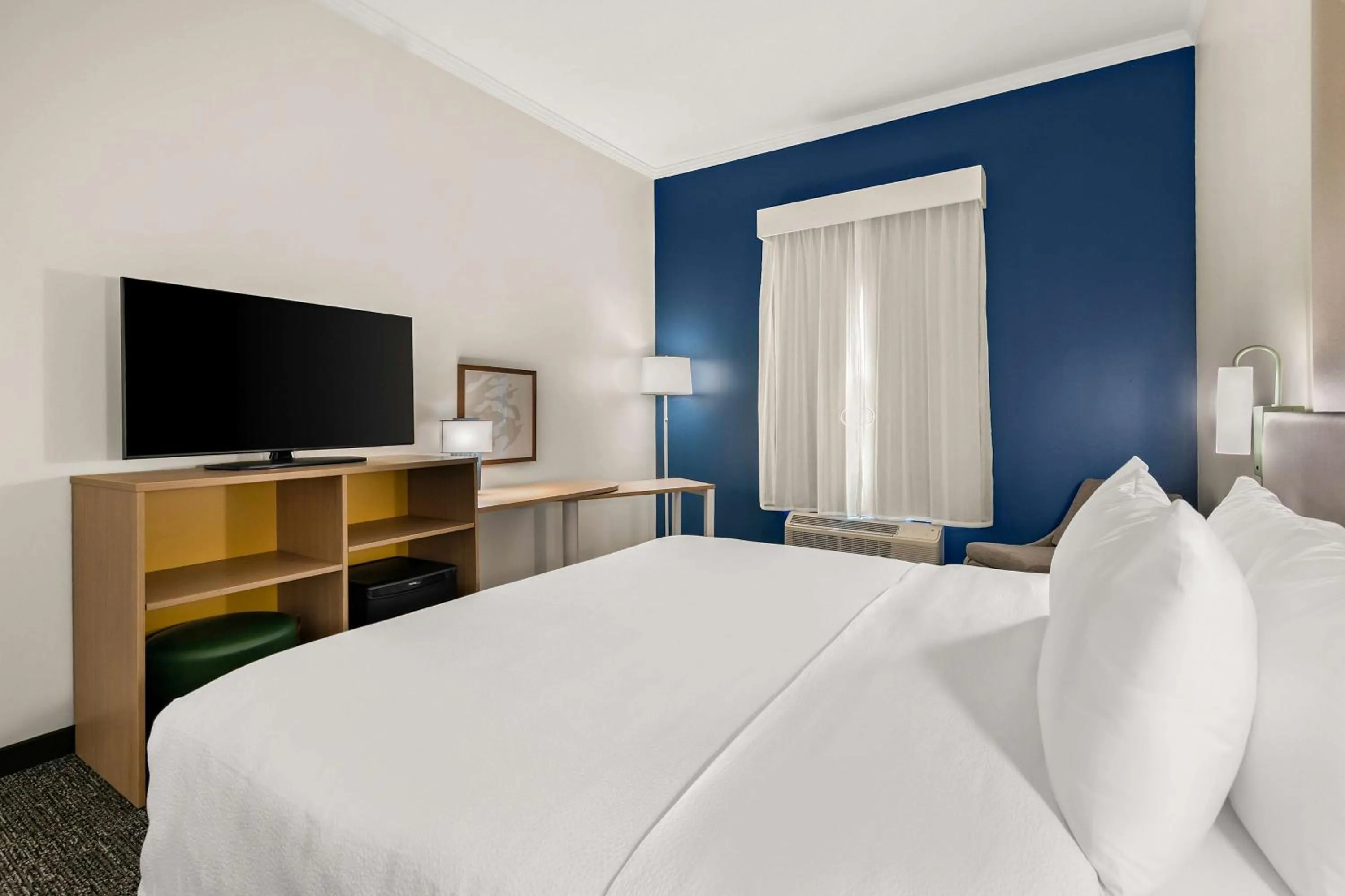 Bed in Country Inn & Suites by Radisson, Commerce, GA Near SK Battery Plant