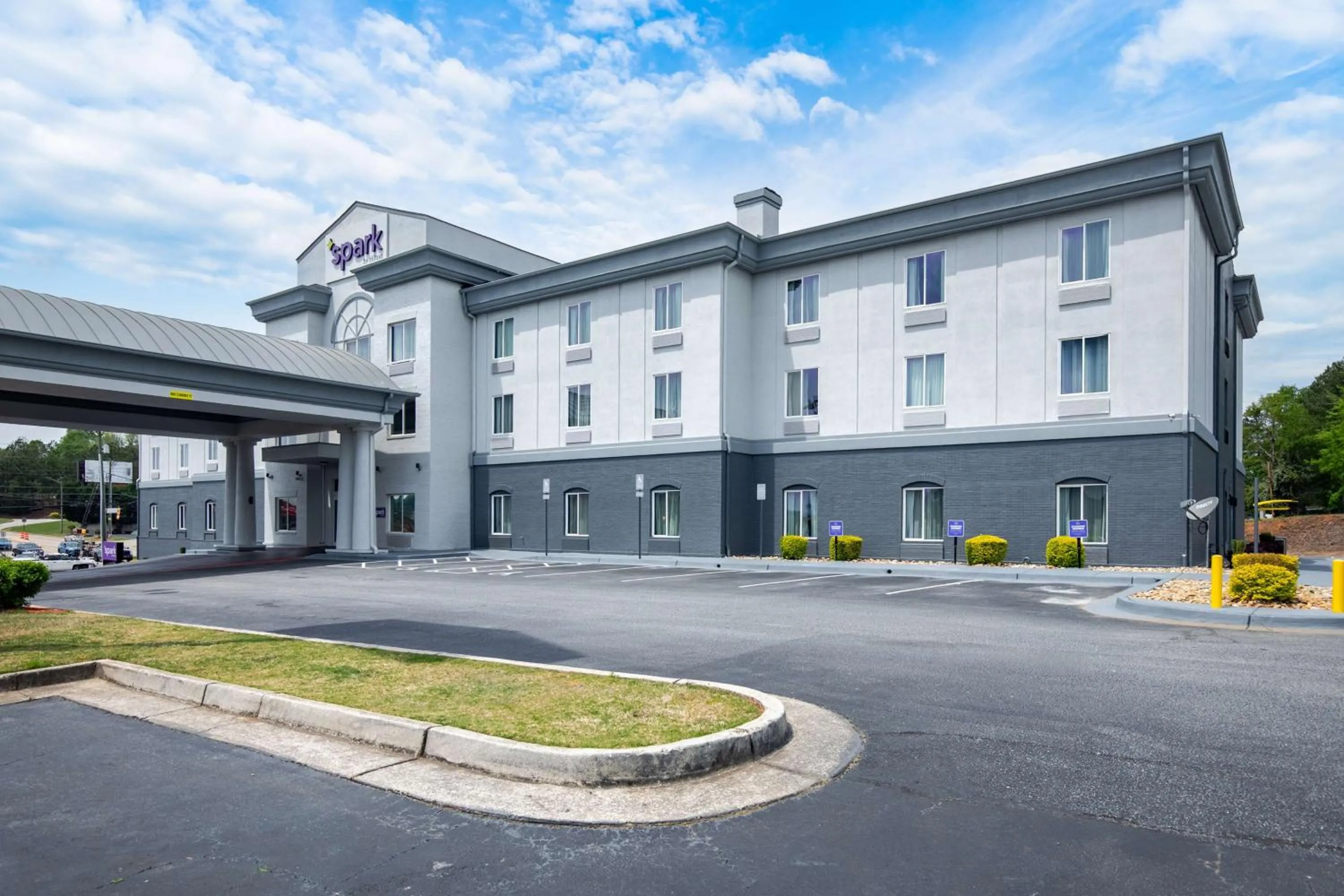 Property building in Country Inn & Suites by Radisson, Commerce, GA Near SK Battery Plant