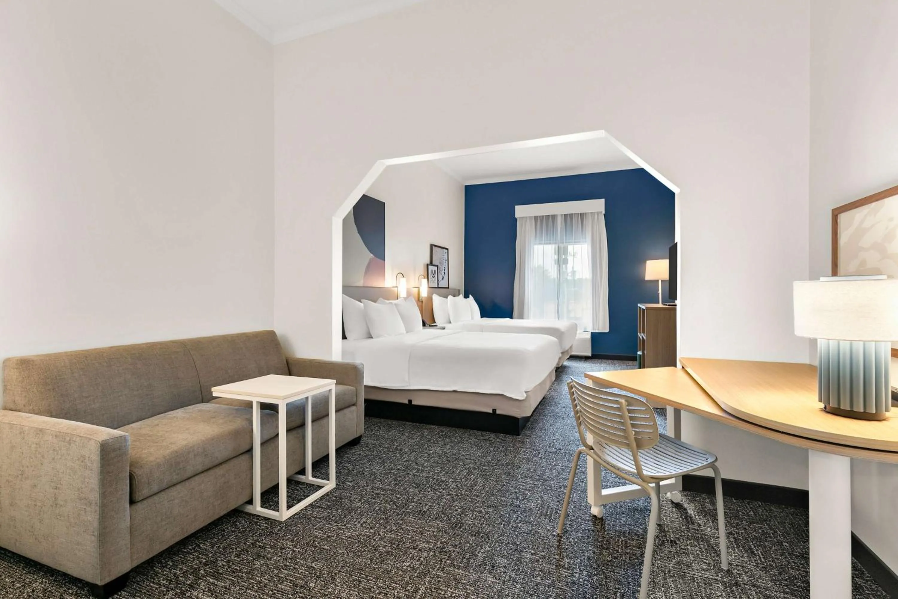 Living room, Bed in Country Inn & Suites by Radisson, Commerce, GA Near SK Battery Plant