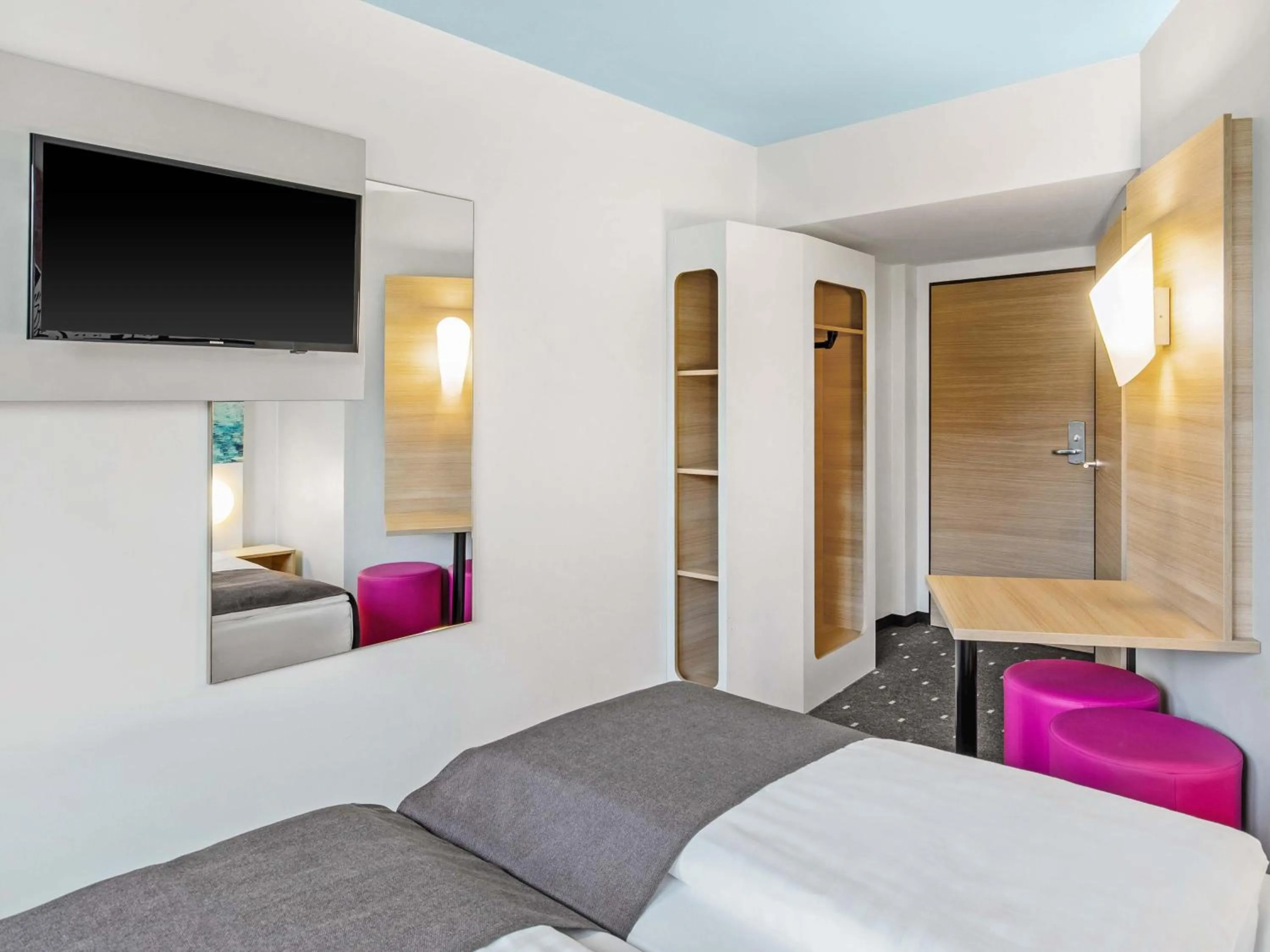 Photo of the whole room, Bed in B&B Hotel Lüneburg