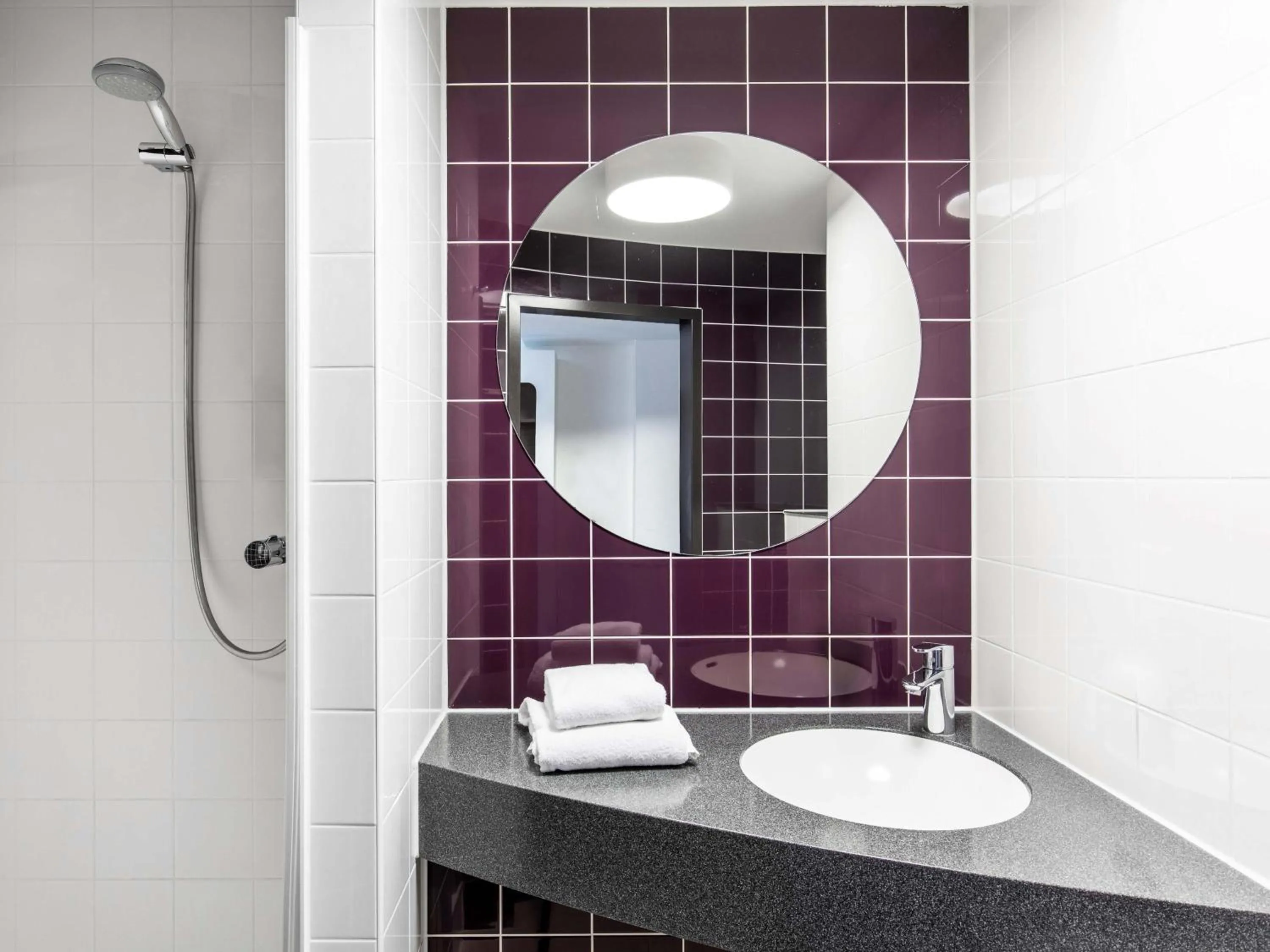 Bathroom in B&B Hotel Lüneburg