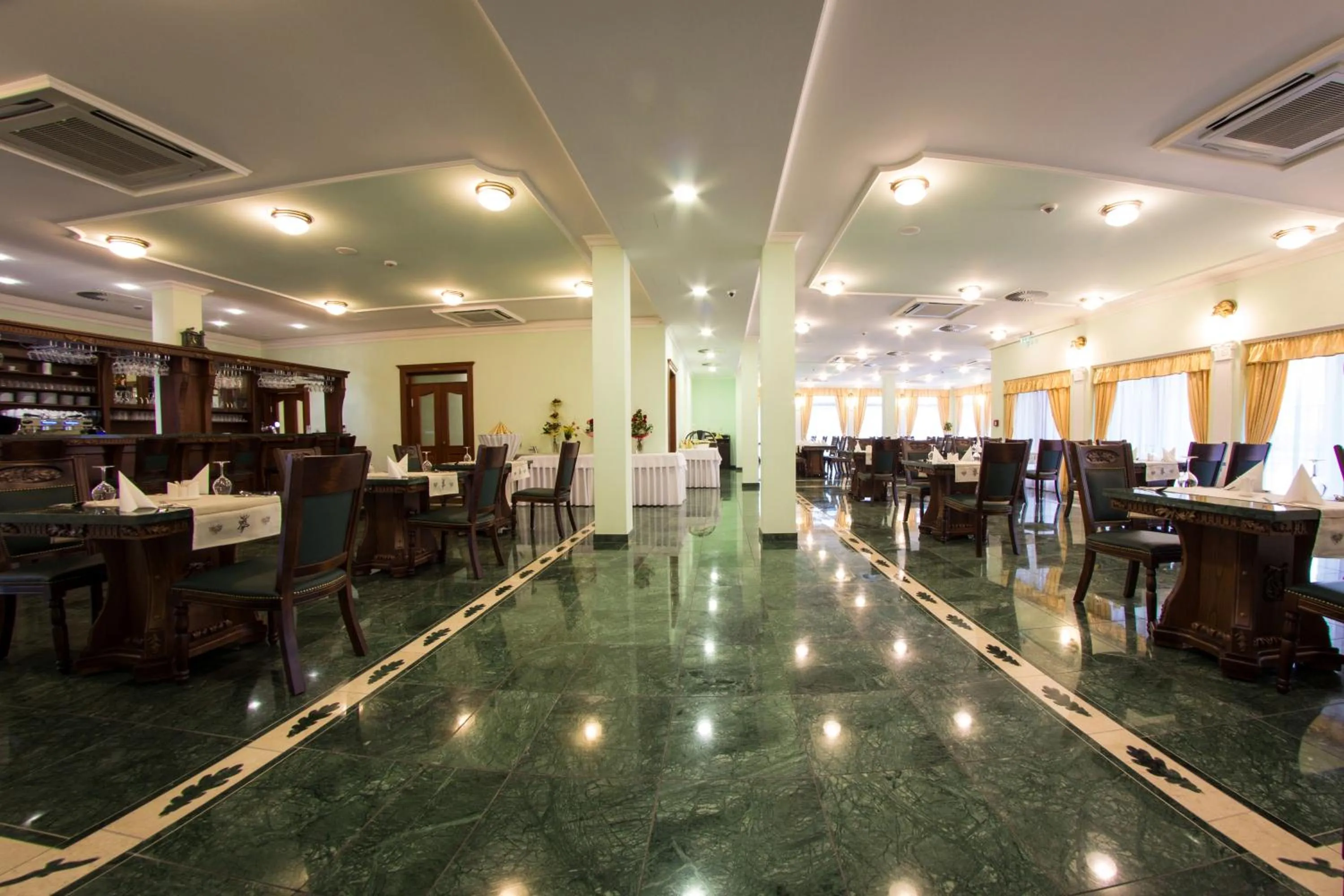 Restaurant/Places to Eat in Hotel Viliam Frano