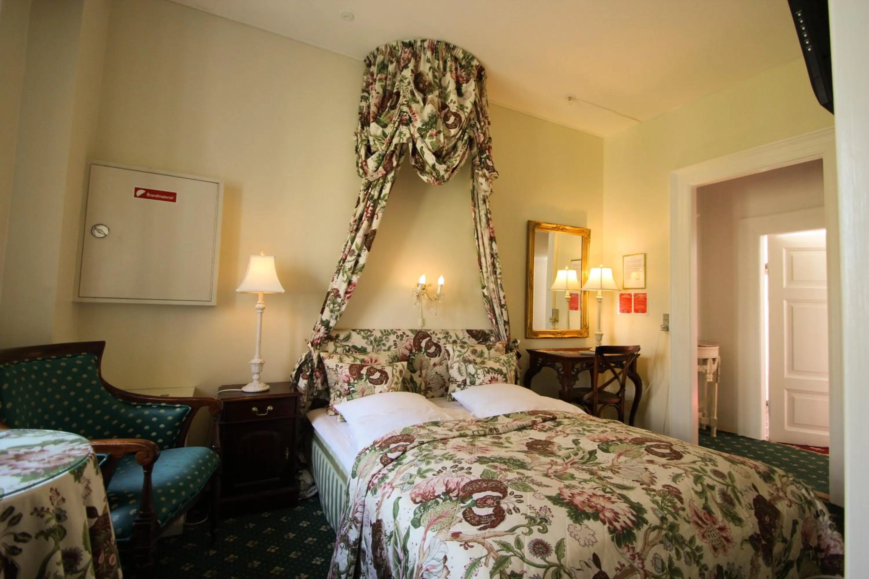 Photo of the whole room, Bed in Kokkedal Slotshotel