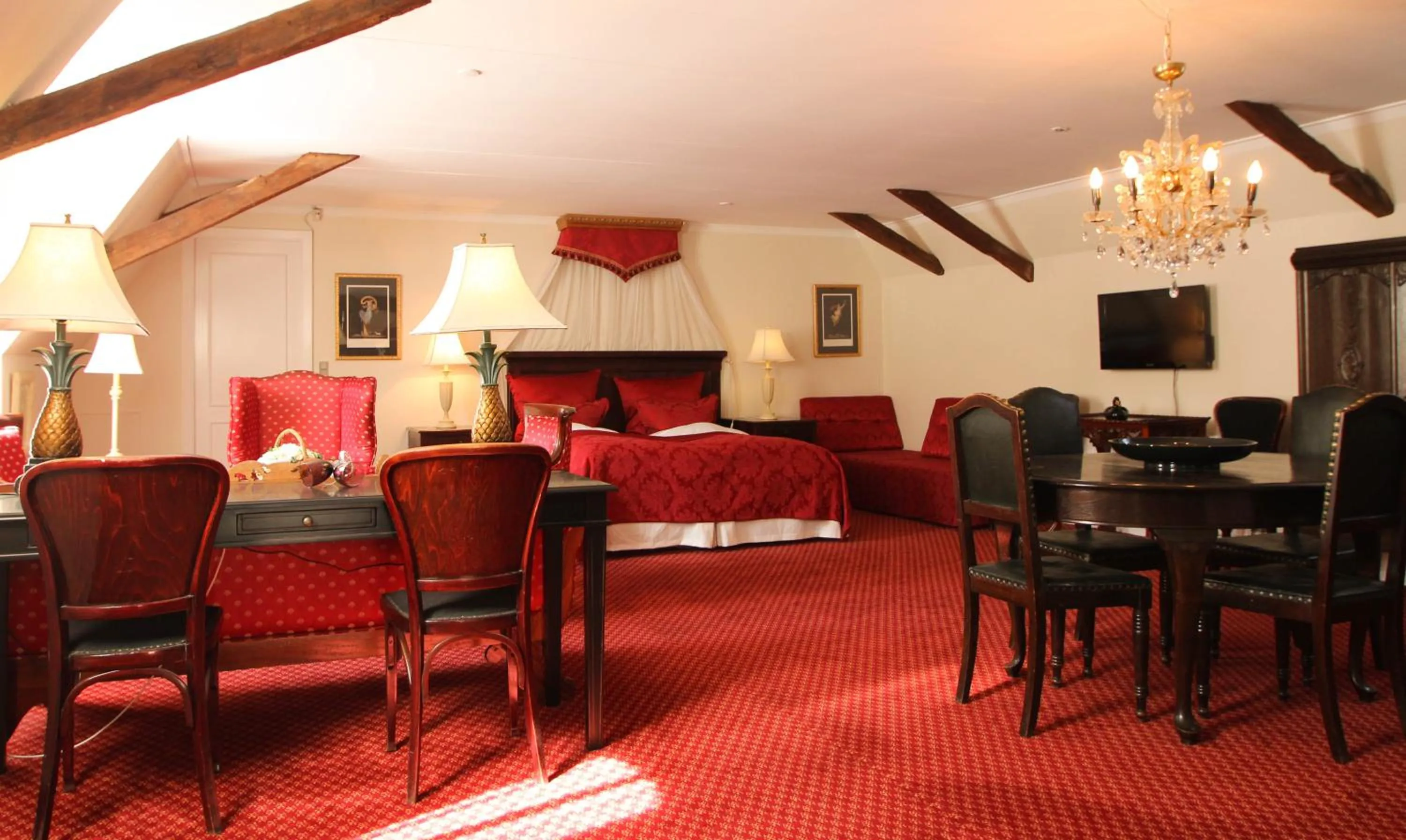 Photo of the whole room in Kokkedal Slotshotel